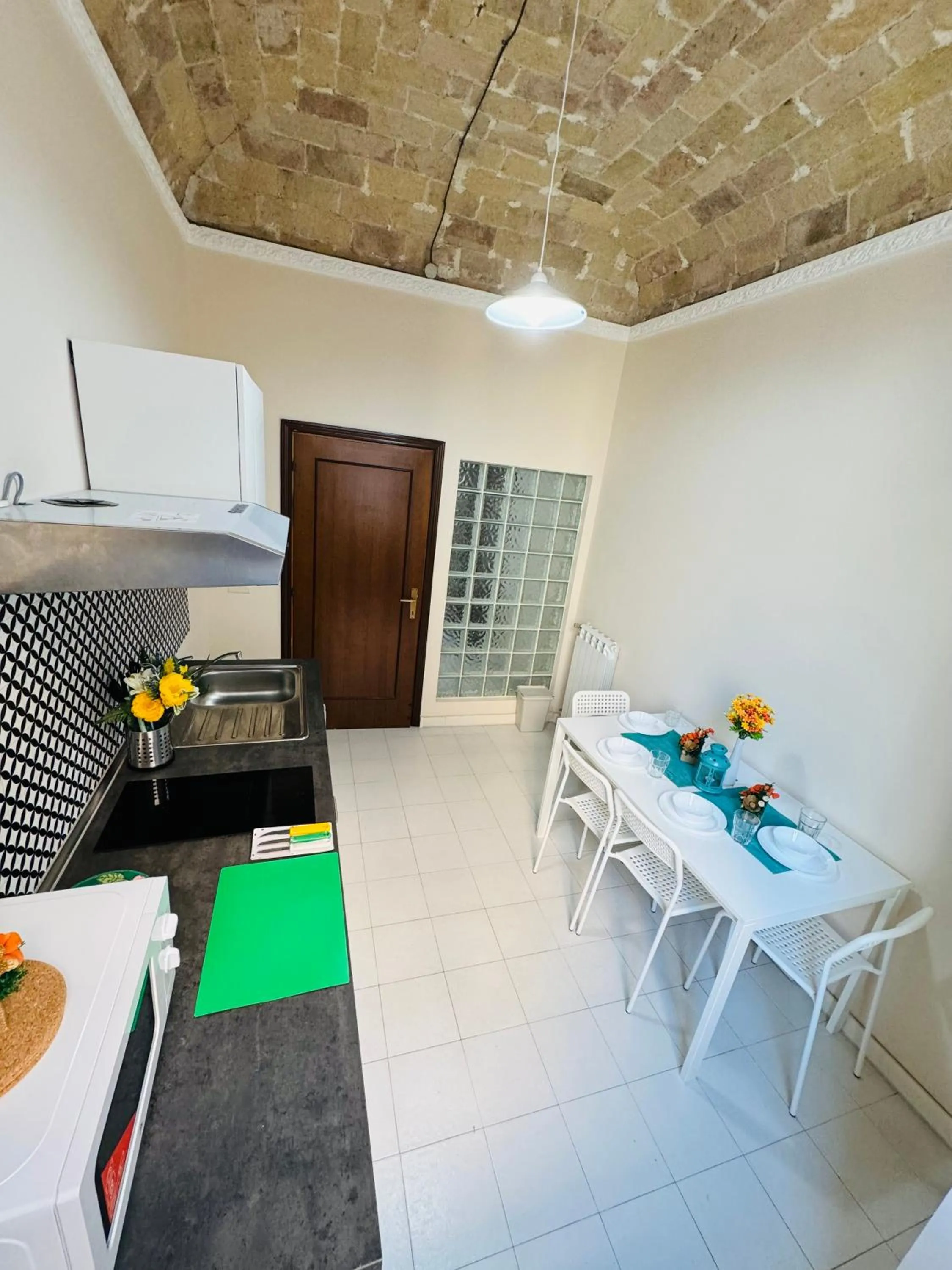 Kitchen or kitchenette in B&B Rome Terminal House