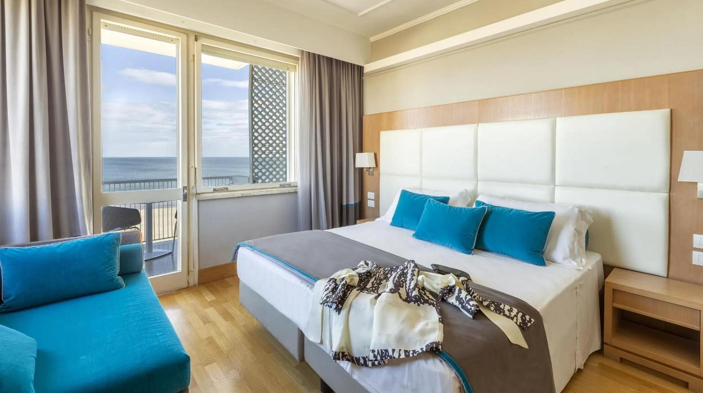 Summer, Bed in Hotel Abner's