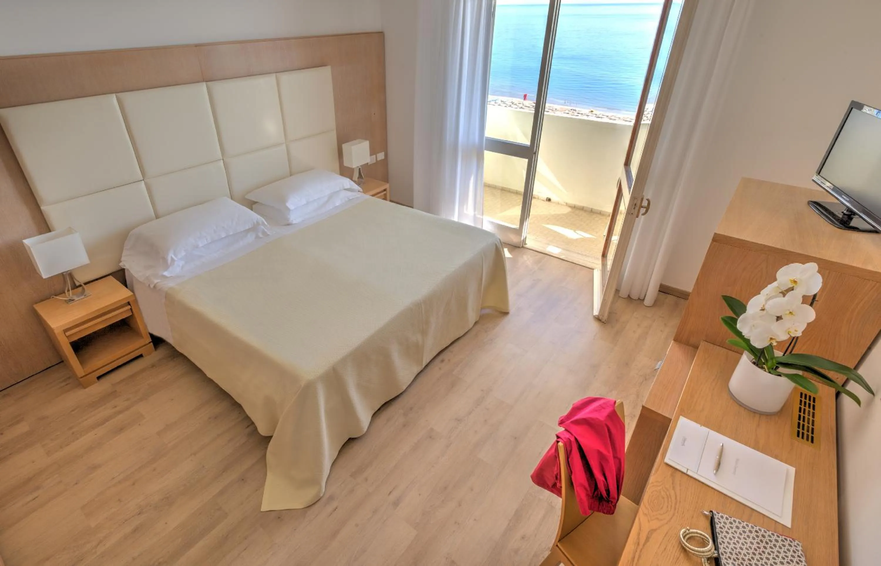 Photo of the whole room, Bed in Hotel Abner's