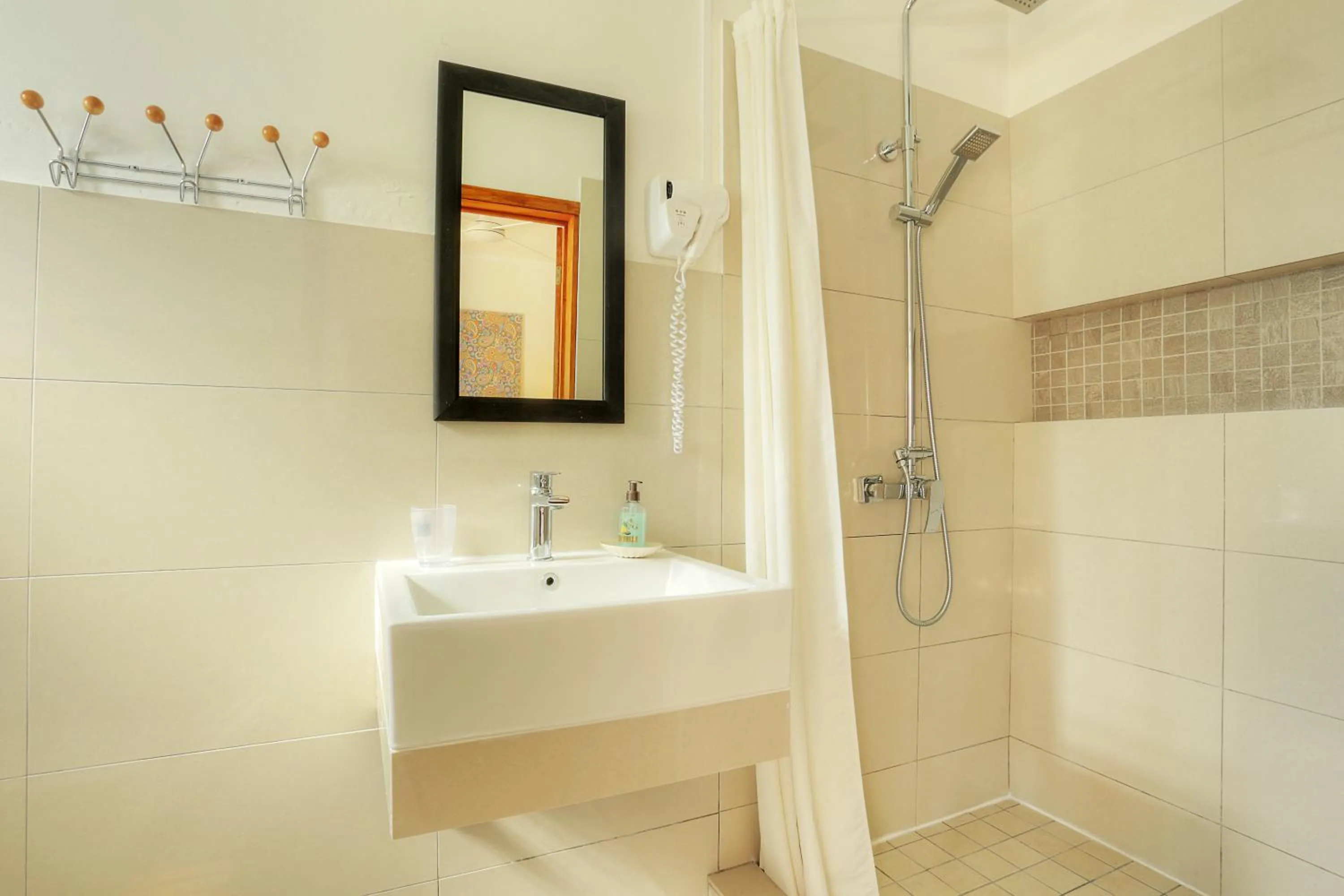 Shower in Auberge SeaFever