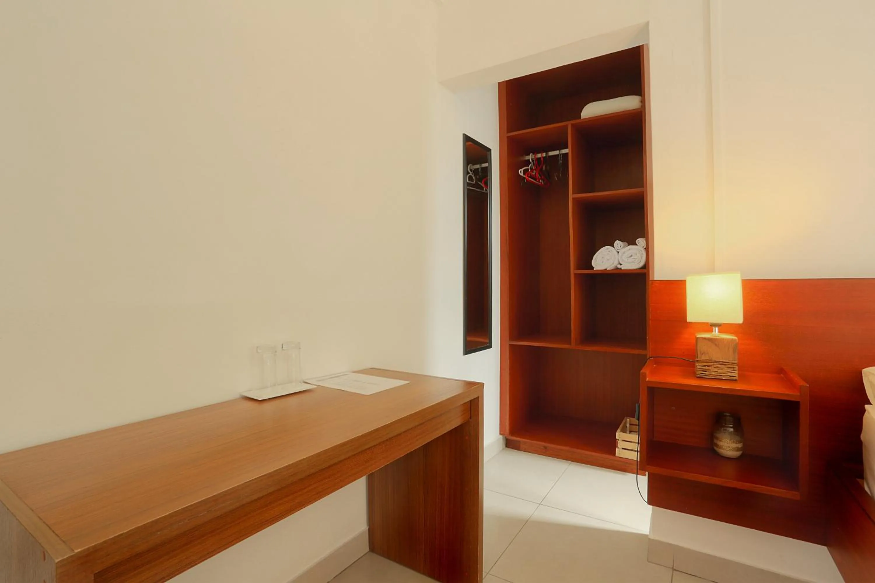 Seating area, Bed in Auberge SeaFever