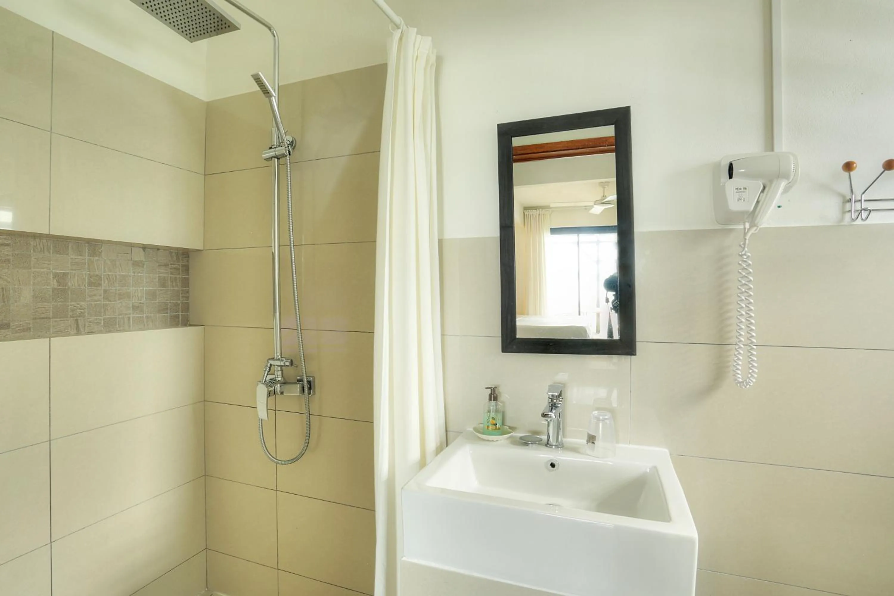 Shower in Auberge SeaFever