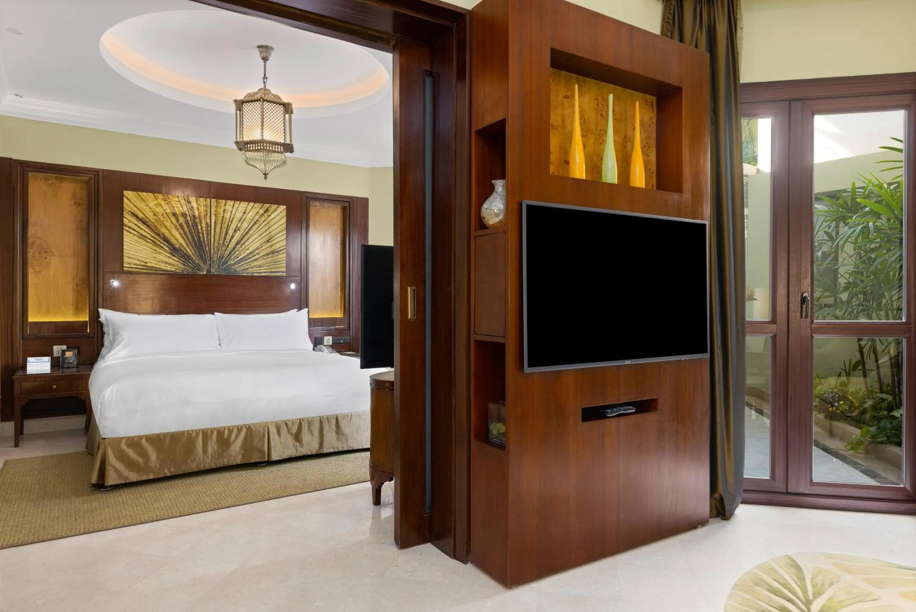 TV and multimedia, Bed in Hilton Luxor Resort & Spa