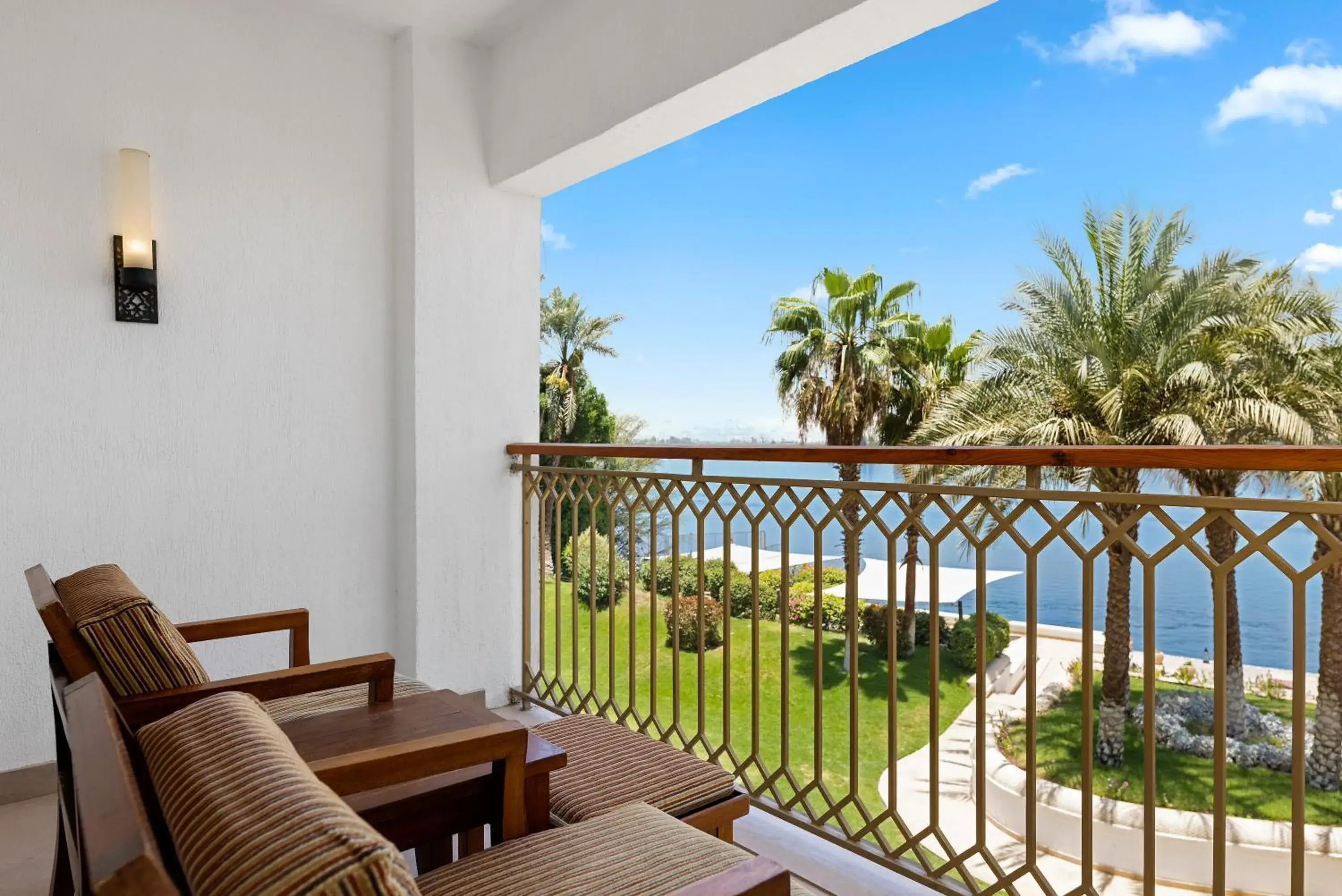 Deluxe Room King Bed in Hilton Luxor Resort & Spa Deluxe Room King Bed in Hilton Luxor Resort & Spa