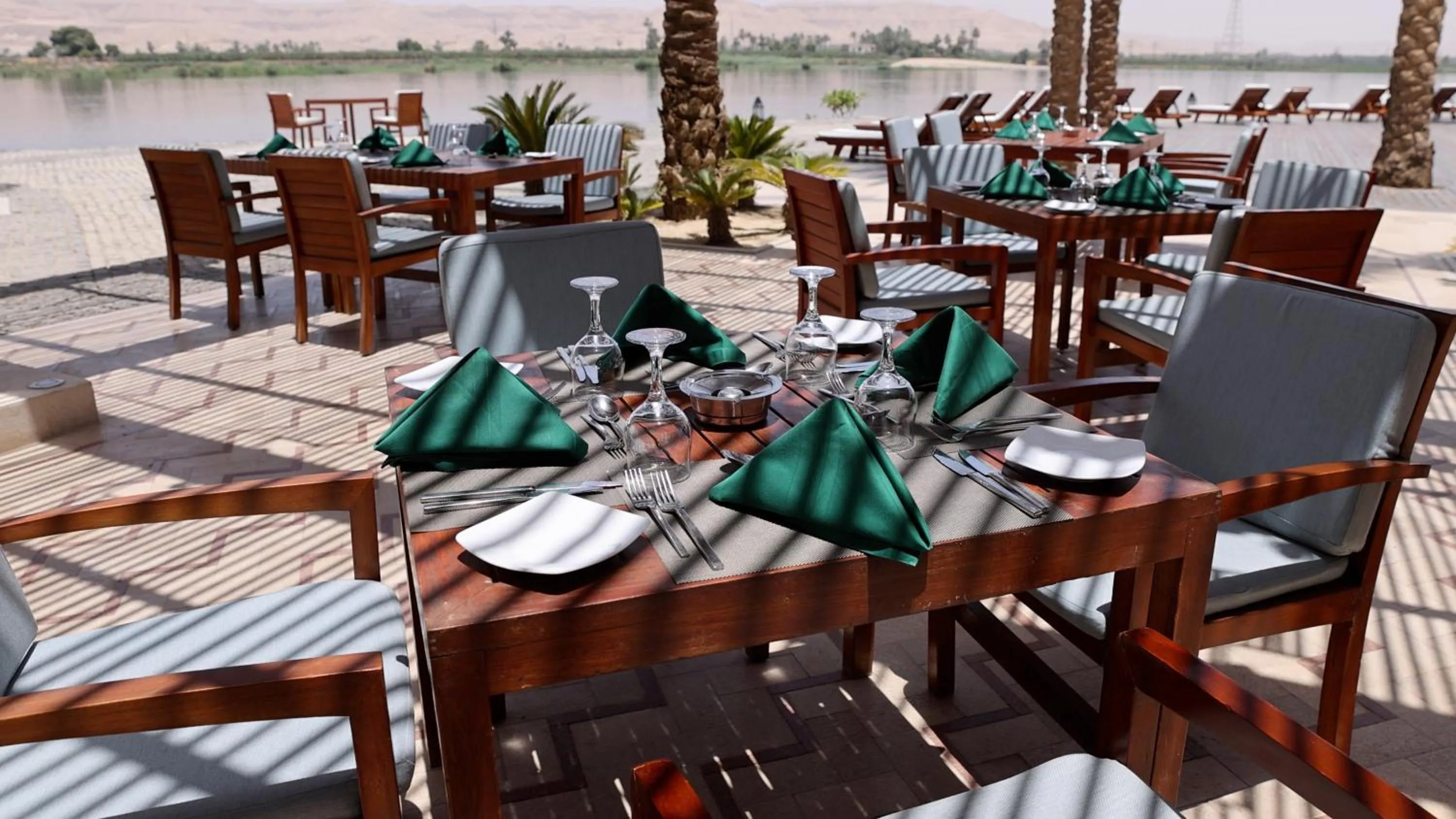 Restaurant/places to eat in Hilton Luxor Resort & Spa