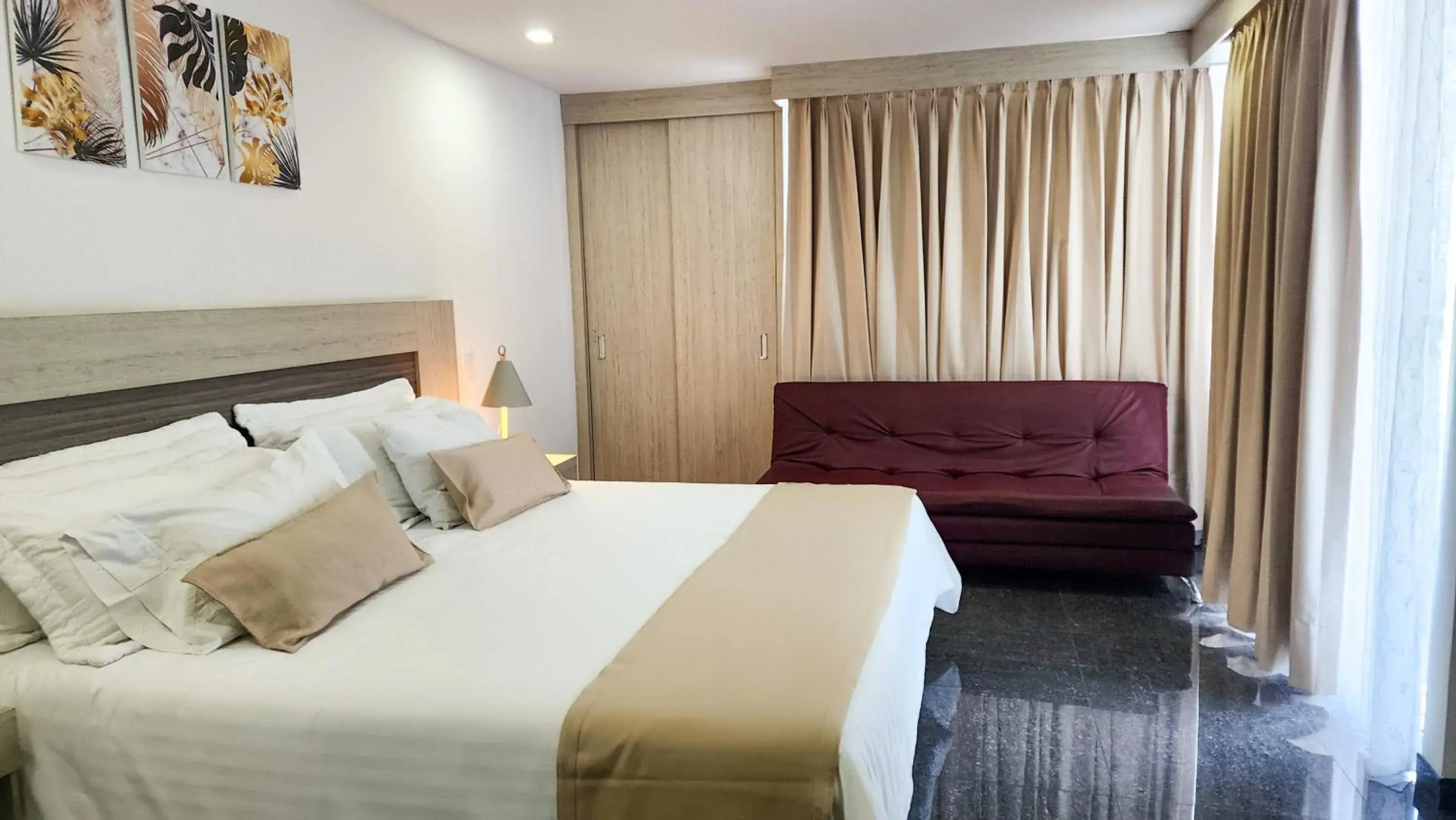 Superior Double Room in BE Suites Hotel Cali Superior Double Room in BE Suites Hotel Cali