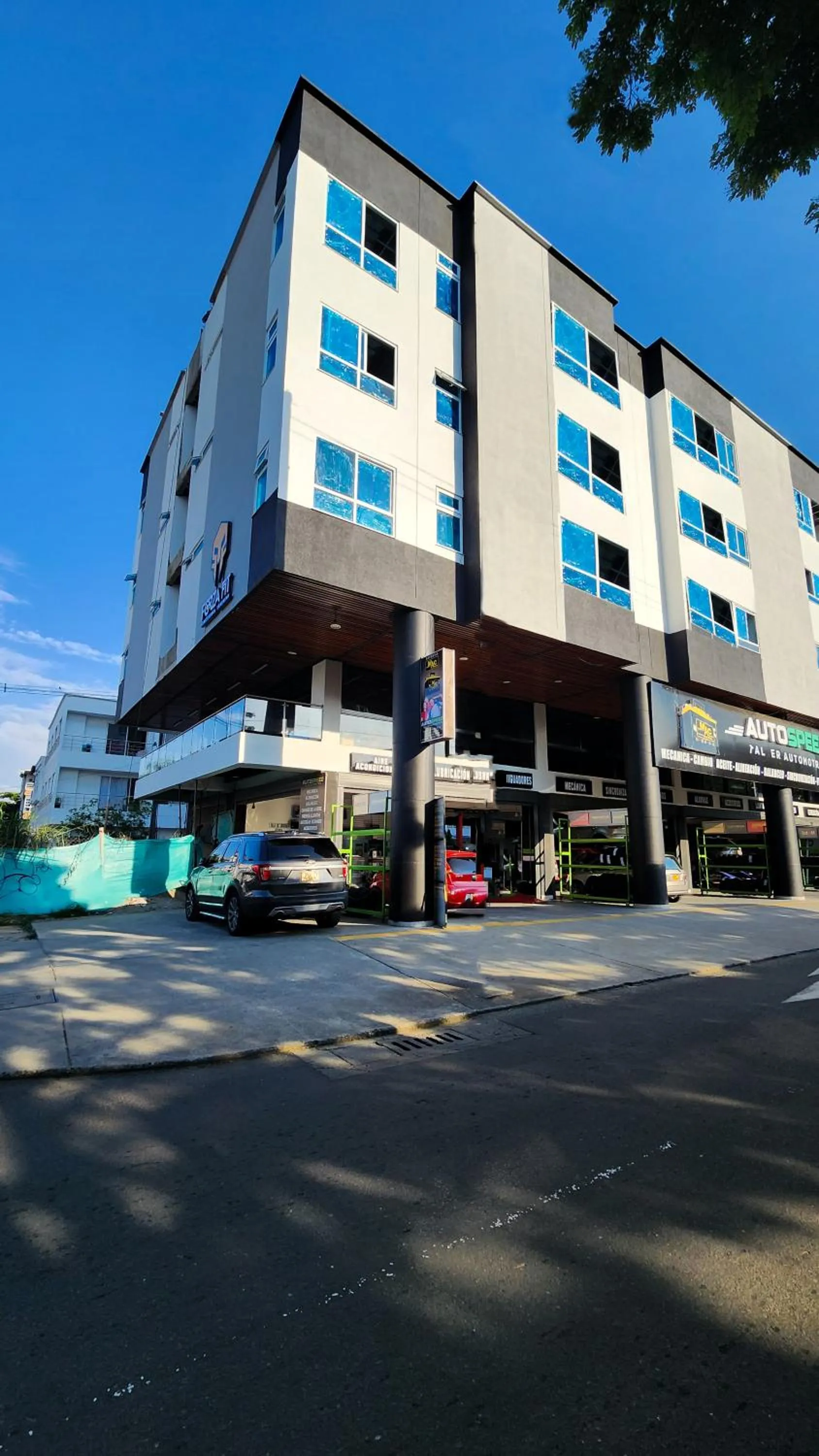 Facade/entrance in BE Suites Hotel Cali