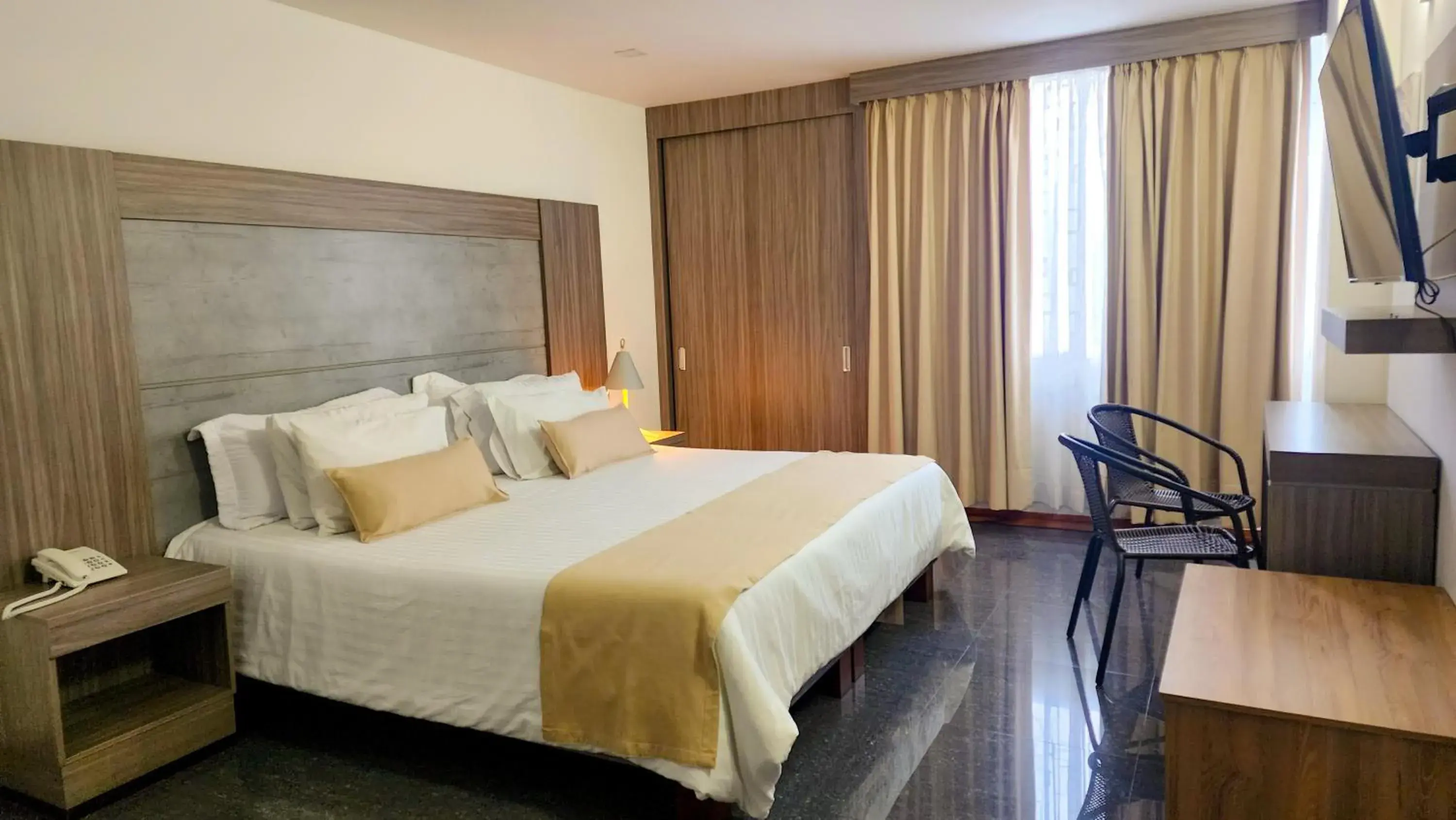 Standard King Room in BE Suites Hotel Cali Standard King Room in BE Suites Hotel Cali