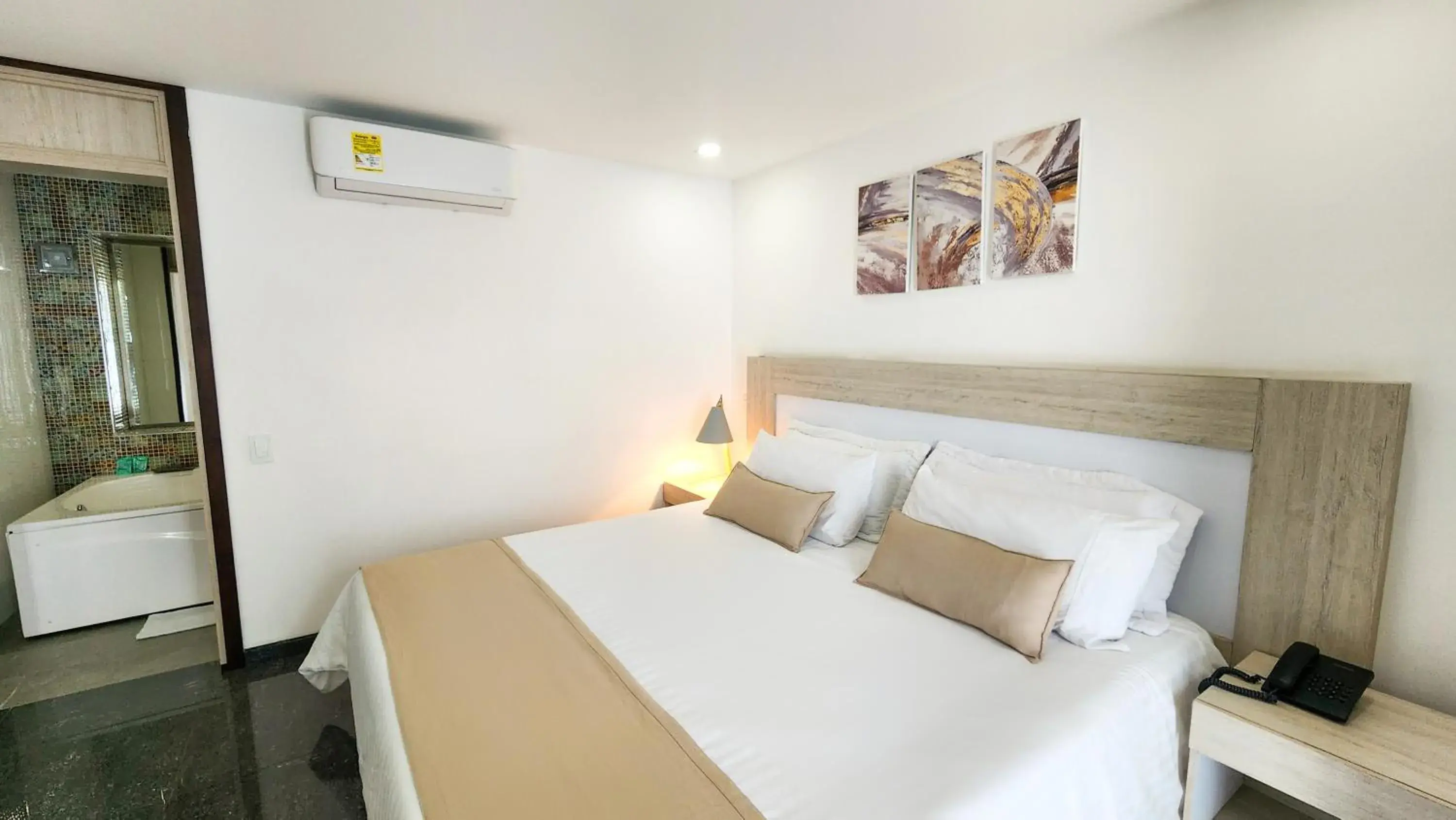 Suite with Spa Bath in BE Suites Hotel Cali Suite with Spa Bath in BE Suites Hotel Cali