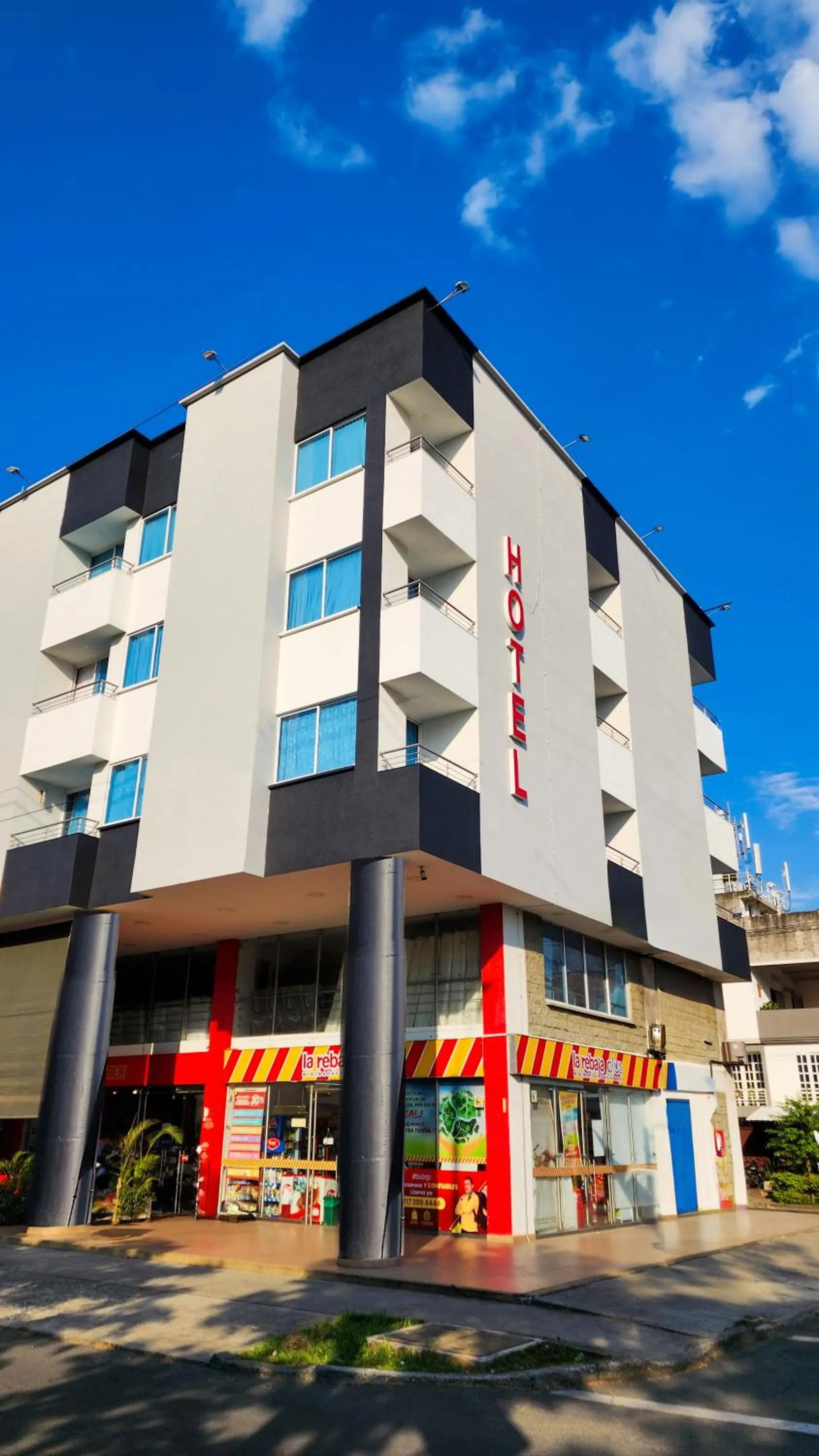 Facade/entrance in BE Suites Hotel Cali