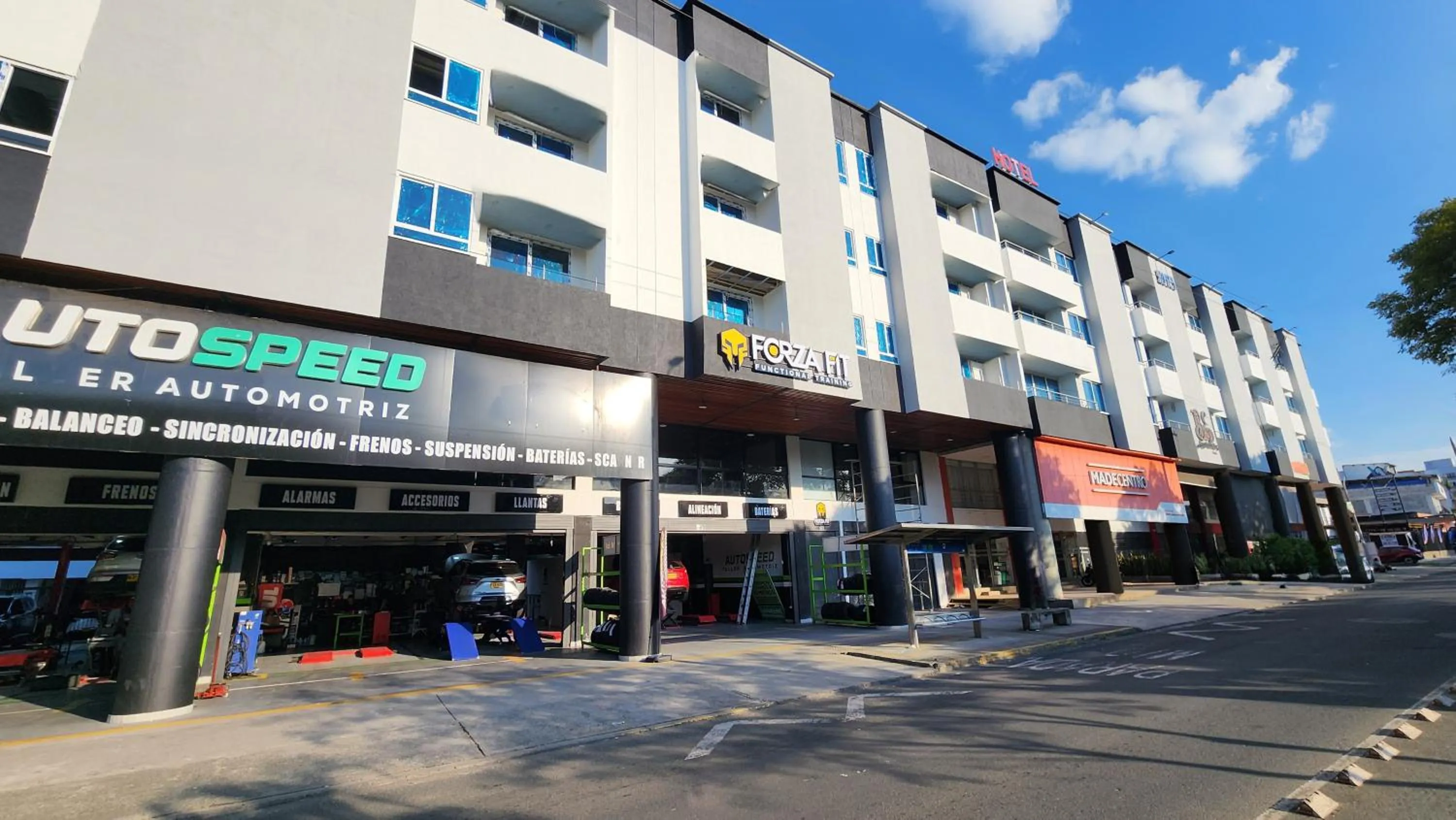 Facade/entrance in BE Suites Hotel Cali