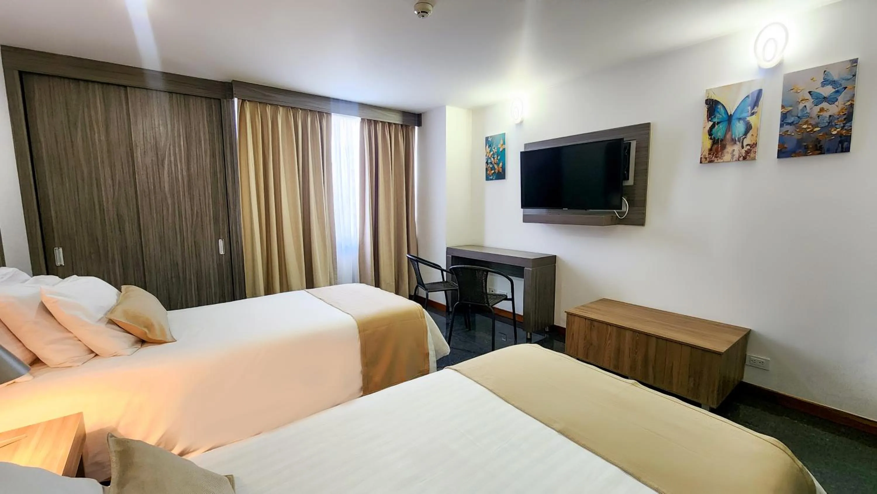 Bed in BE Suites Hotel Cali