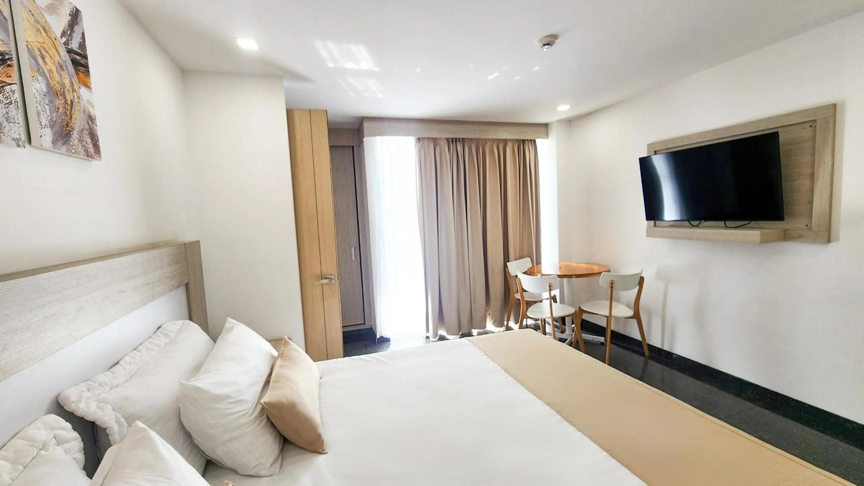 Bed in BE Suites Hotel Cali