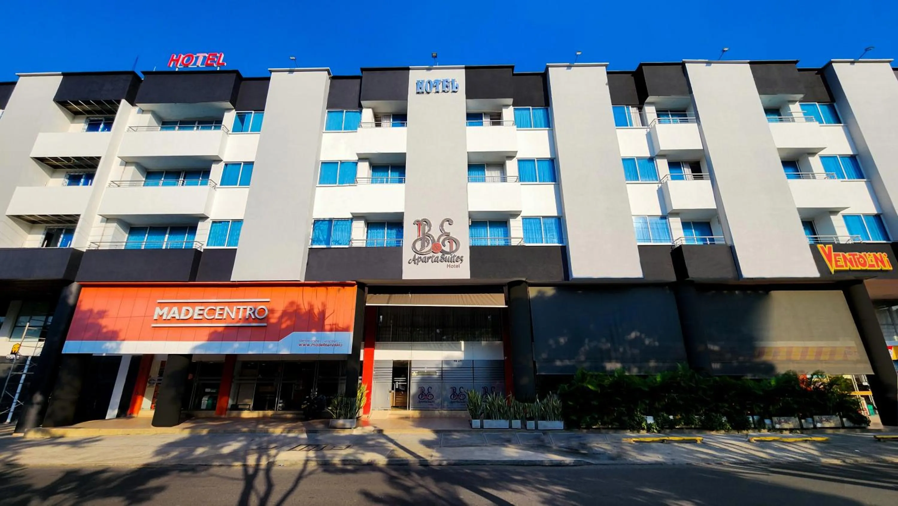 Facade/entrance in BE Suites Hotel Cali