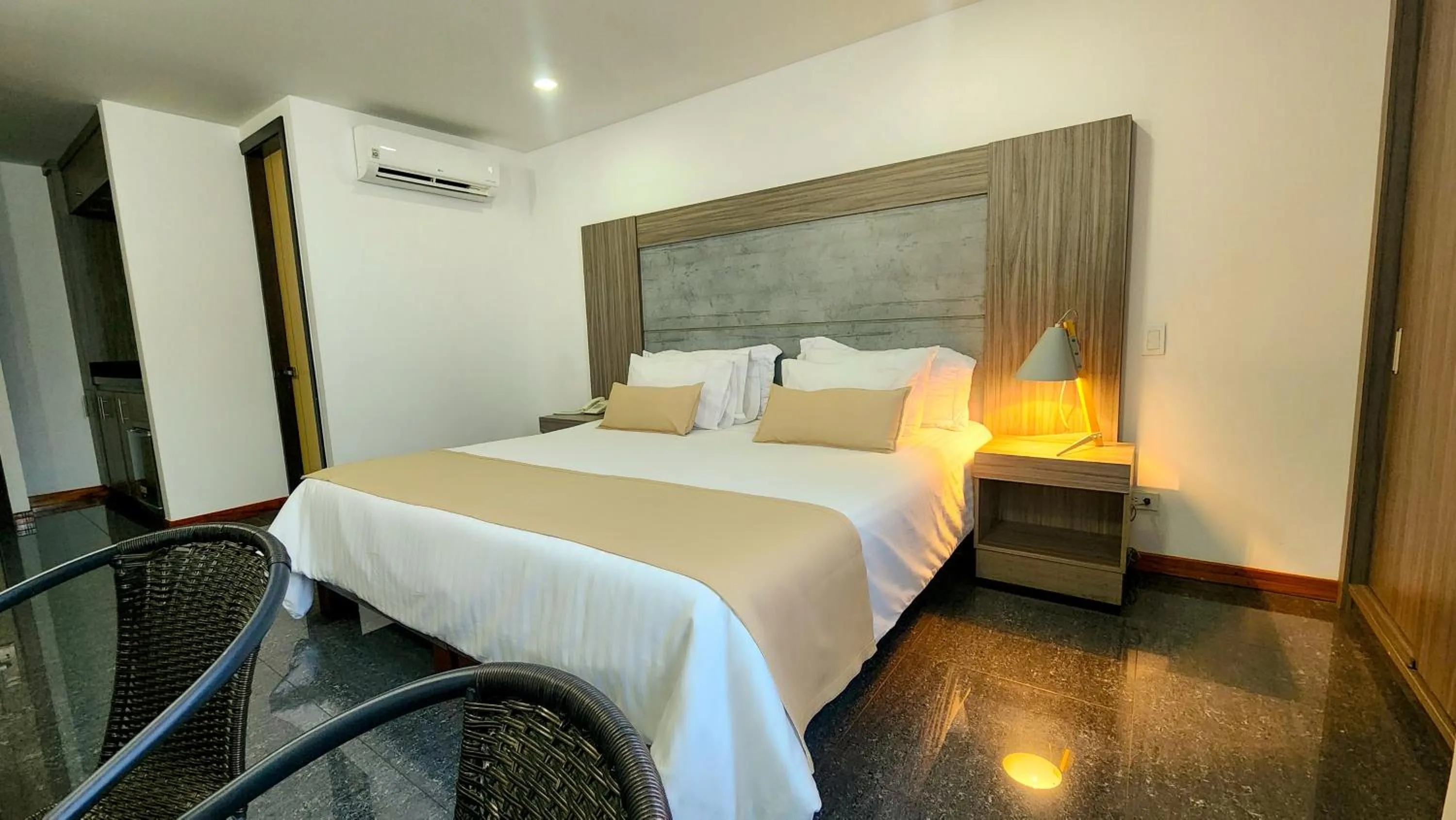 Bed in BE Suites Hotel Cali