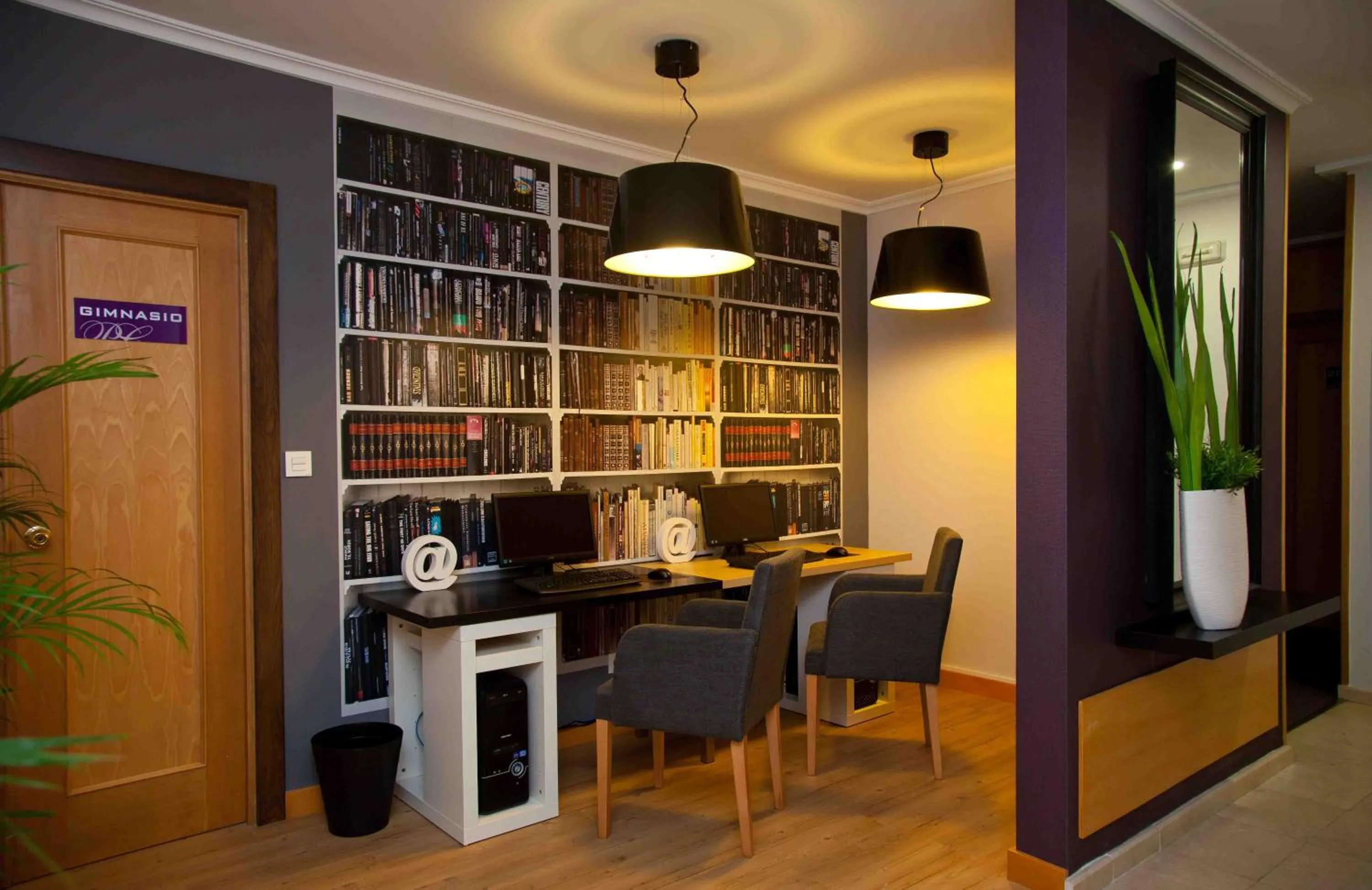Library in Hotel Palacio de Cristal
