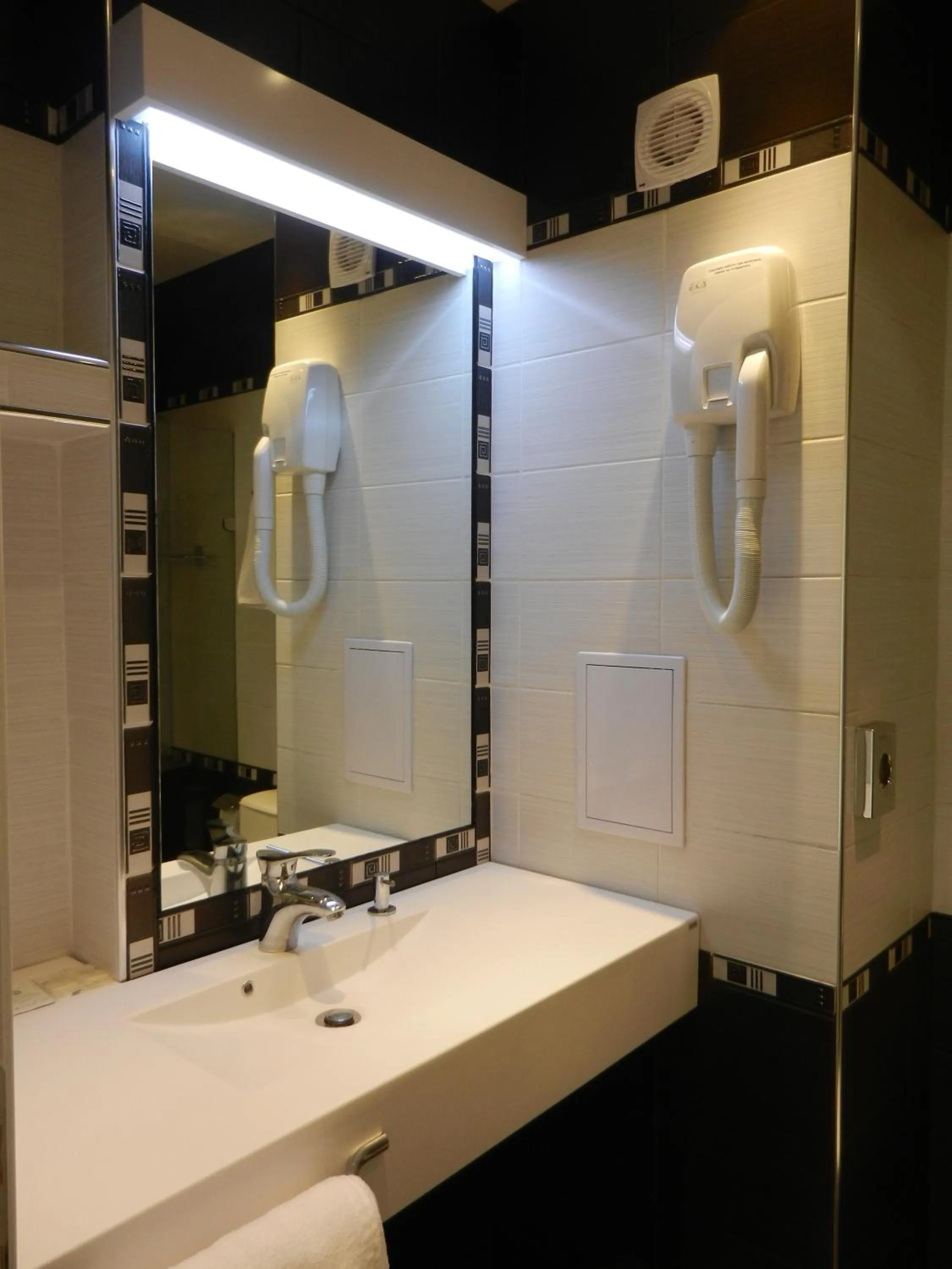 Shower in Aqua Varvara Hotel