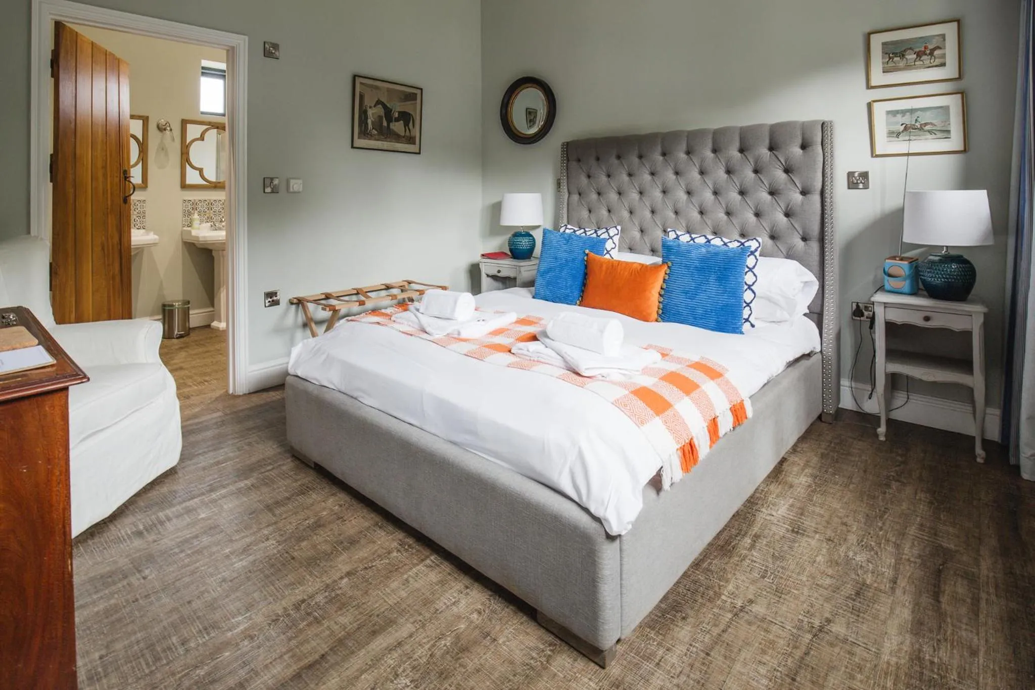 Photo of the whole room, Bed in The George Inn