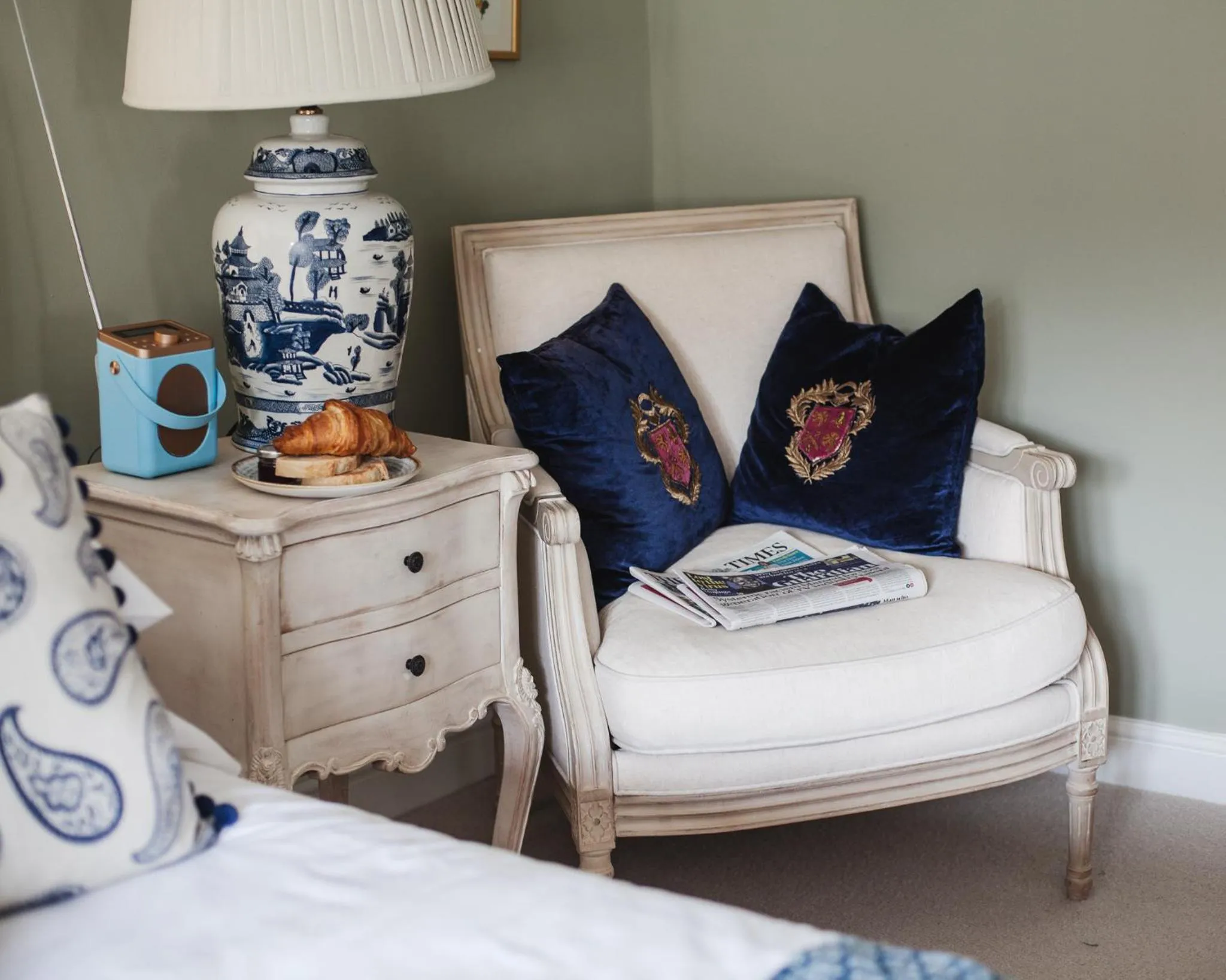 Seating area, Bed in The George Inn