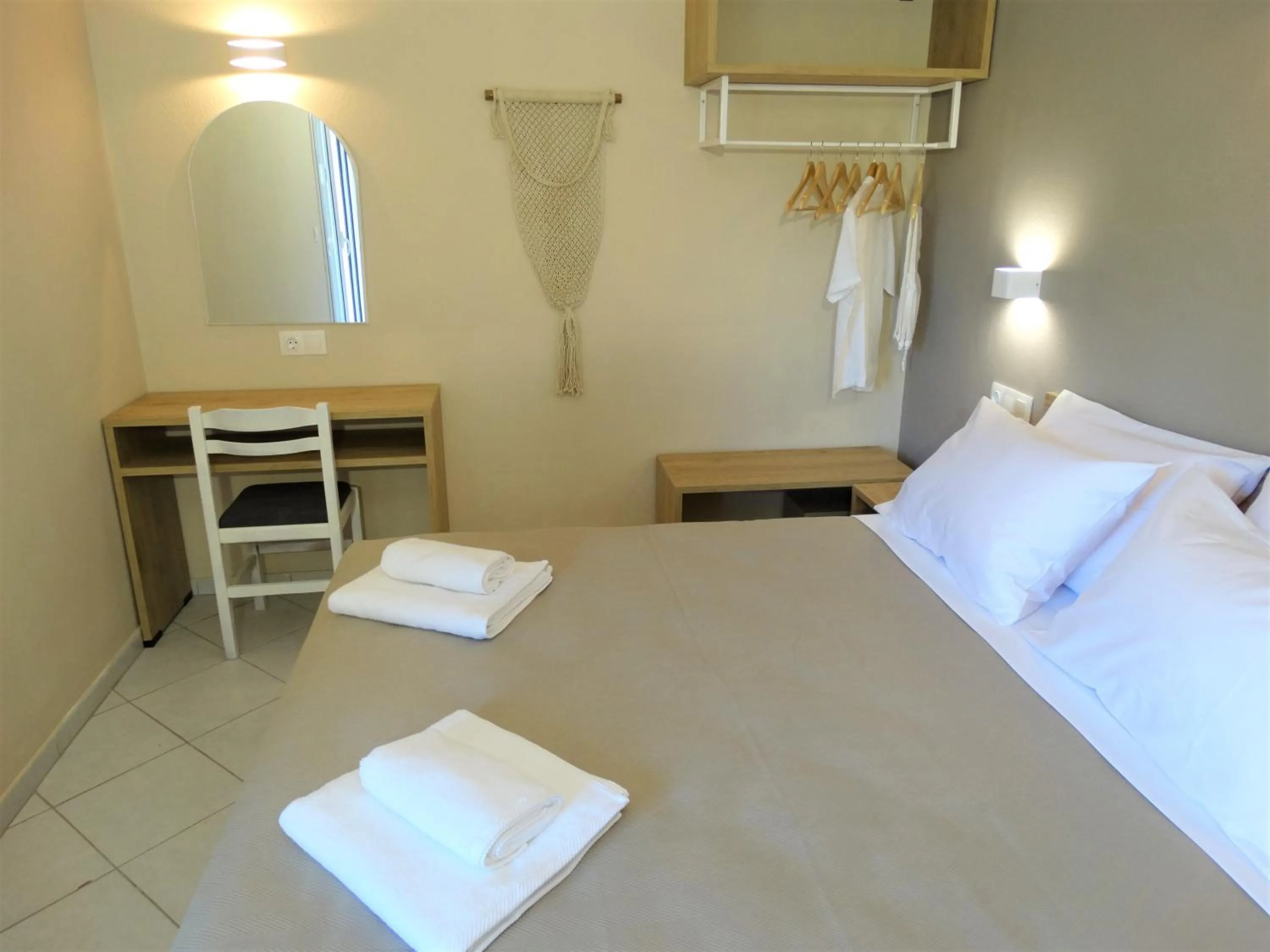 Bedroom, Bed in Oasis Beach Club