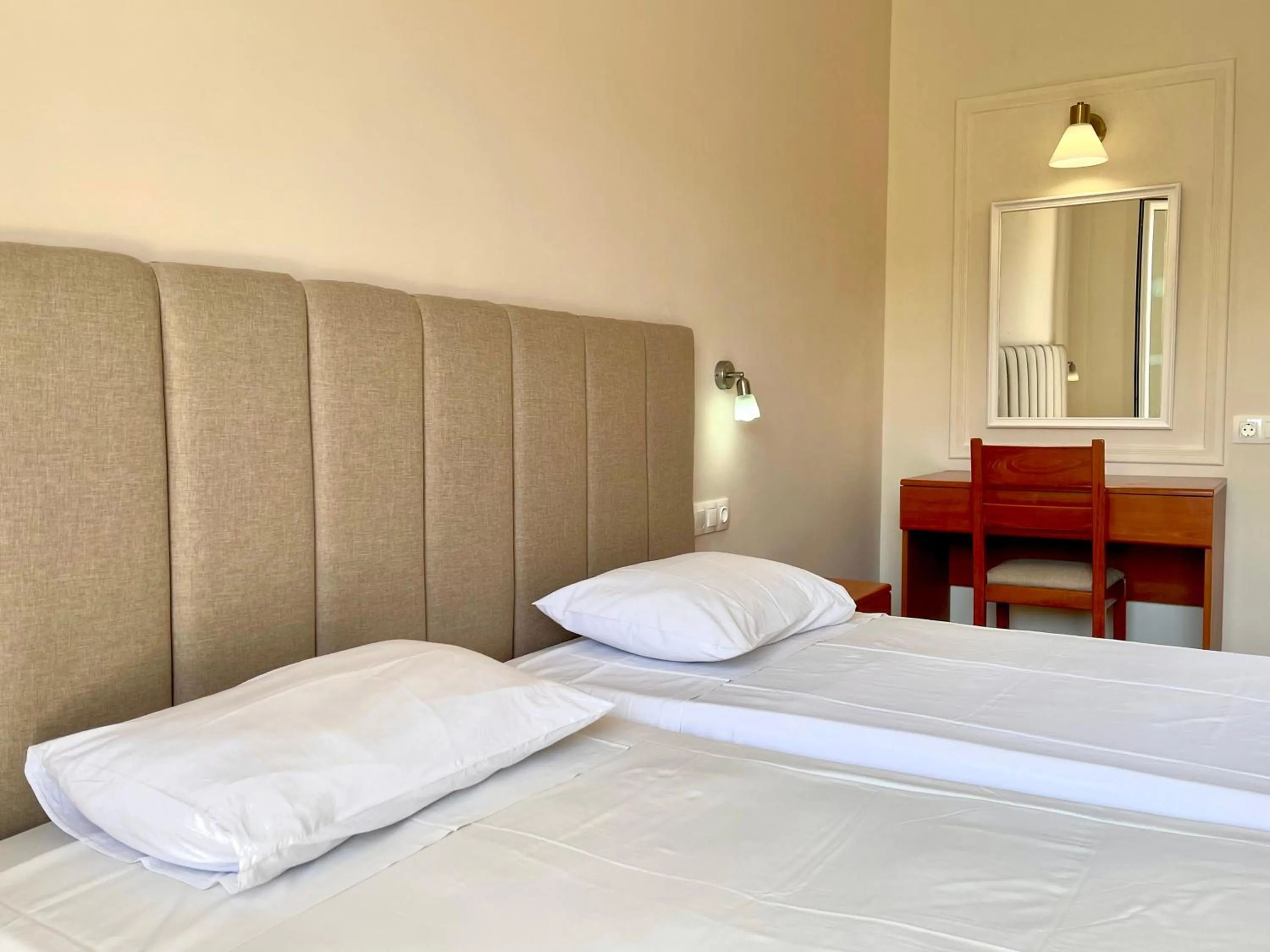 Bedroom, Bed in Oasis Beach Club