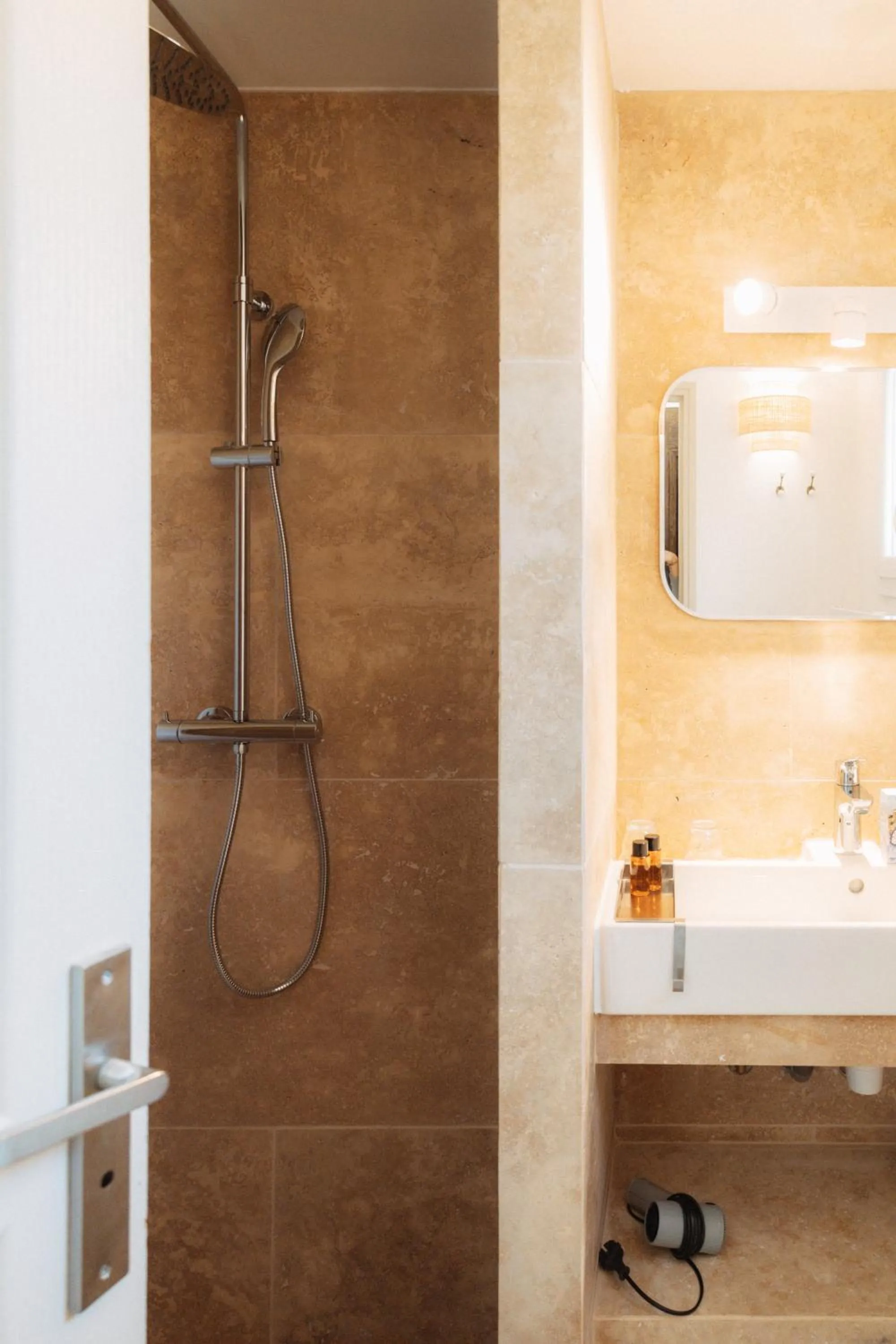 Shower in Hotel Les Messugues
