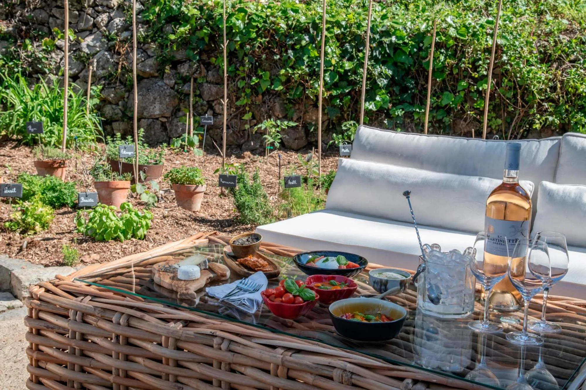 Patio in Hotel Les Messugues