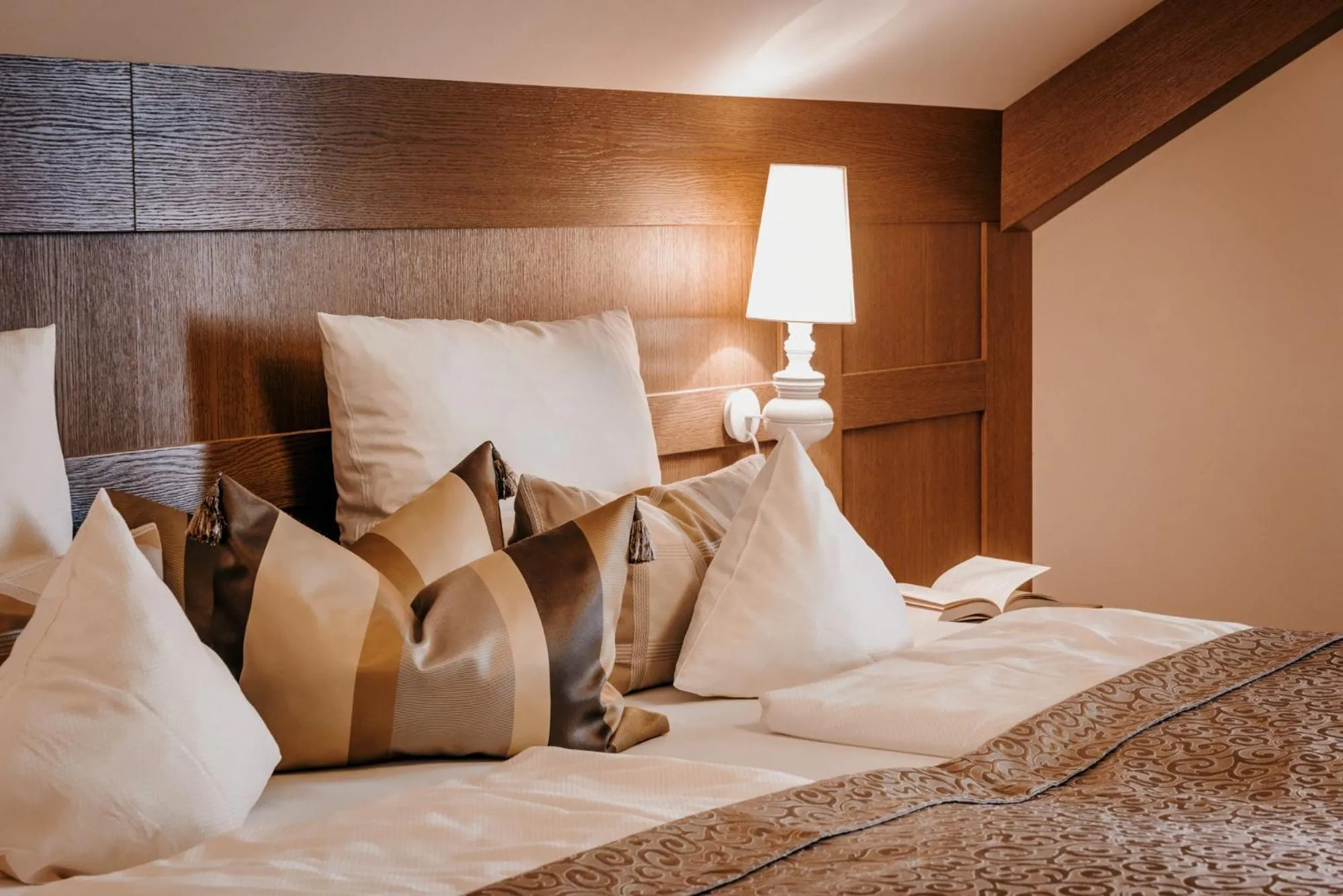 Photo of the whole room, Bed in Der Eisvogel - Wellness- & Genusshotel