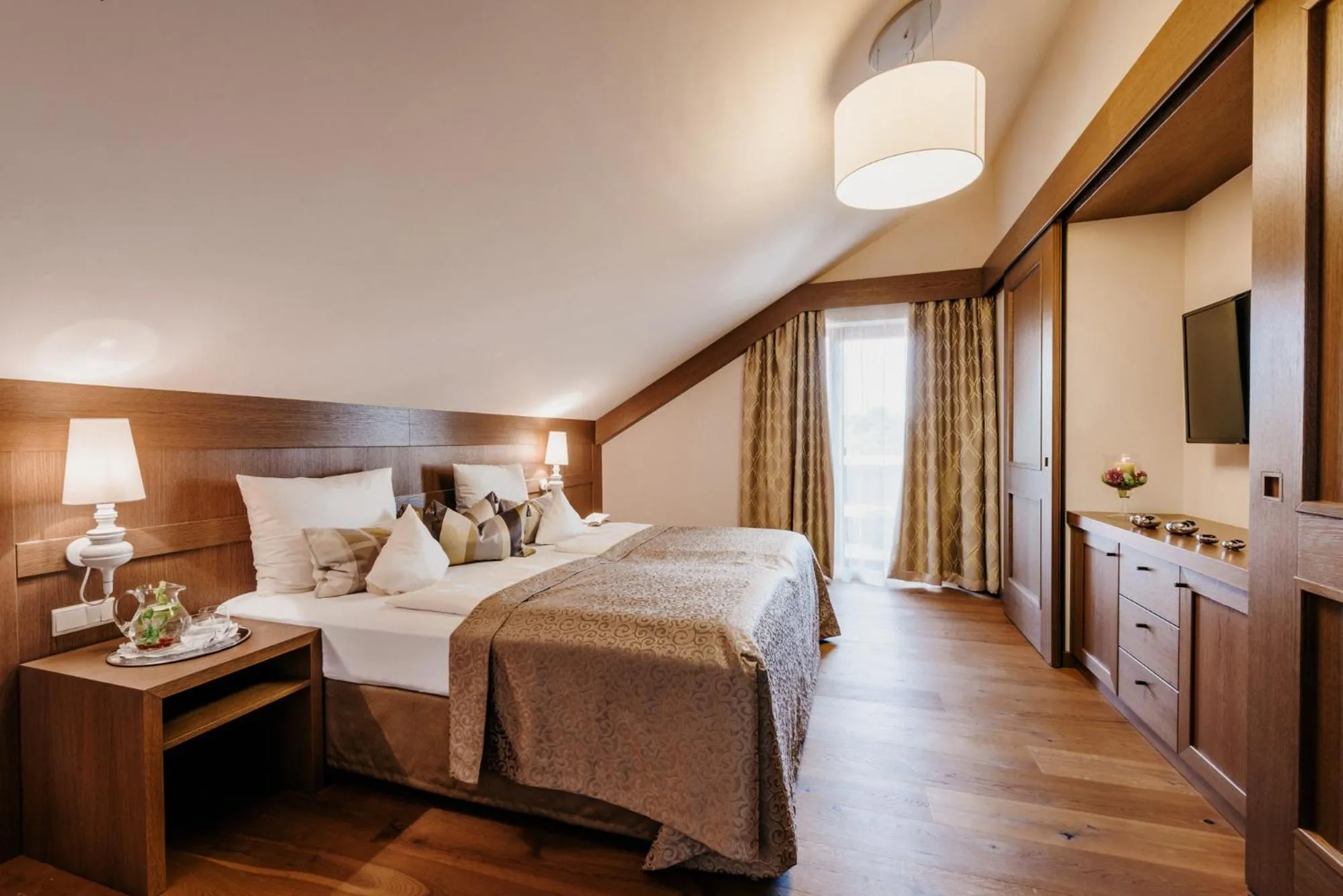 Photo of the whole room, Bed in Der Eisvogel - Wellness- & Genusshotel