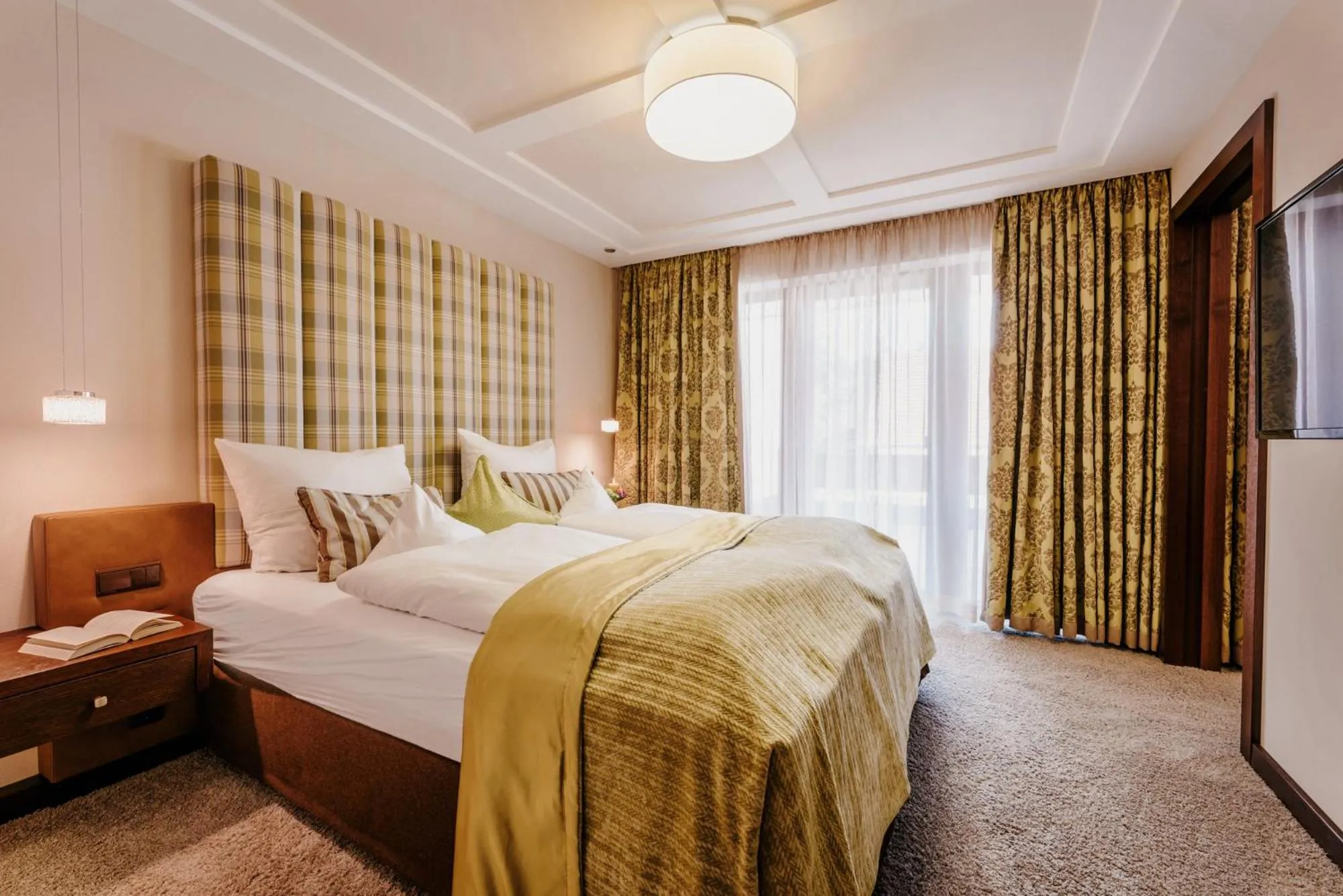 Photo of the whole room, Bed in Der Eisvogel - Wellness- & Genusshotel