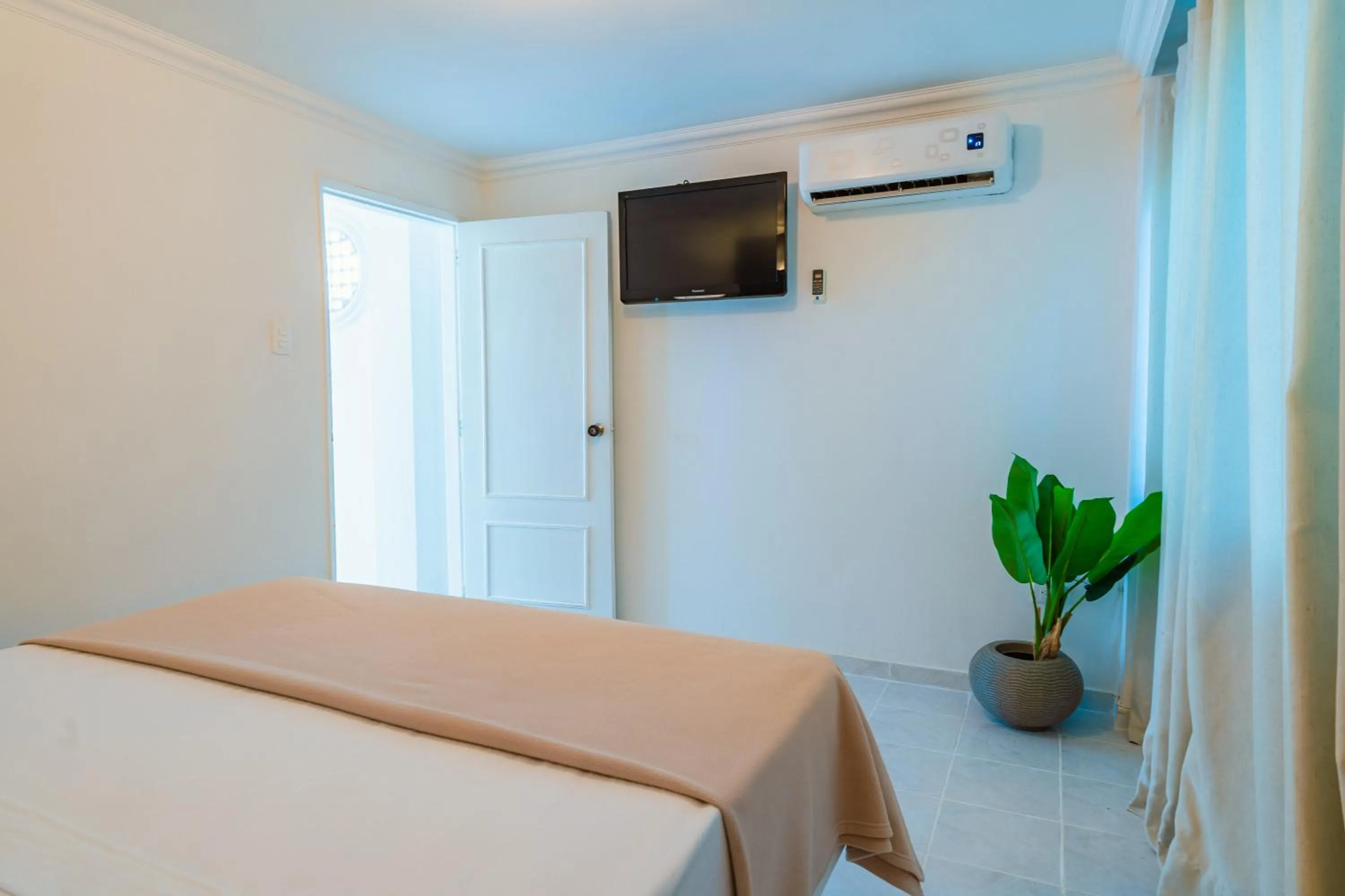 Bed in Hotel Cocoliso Island Resort