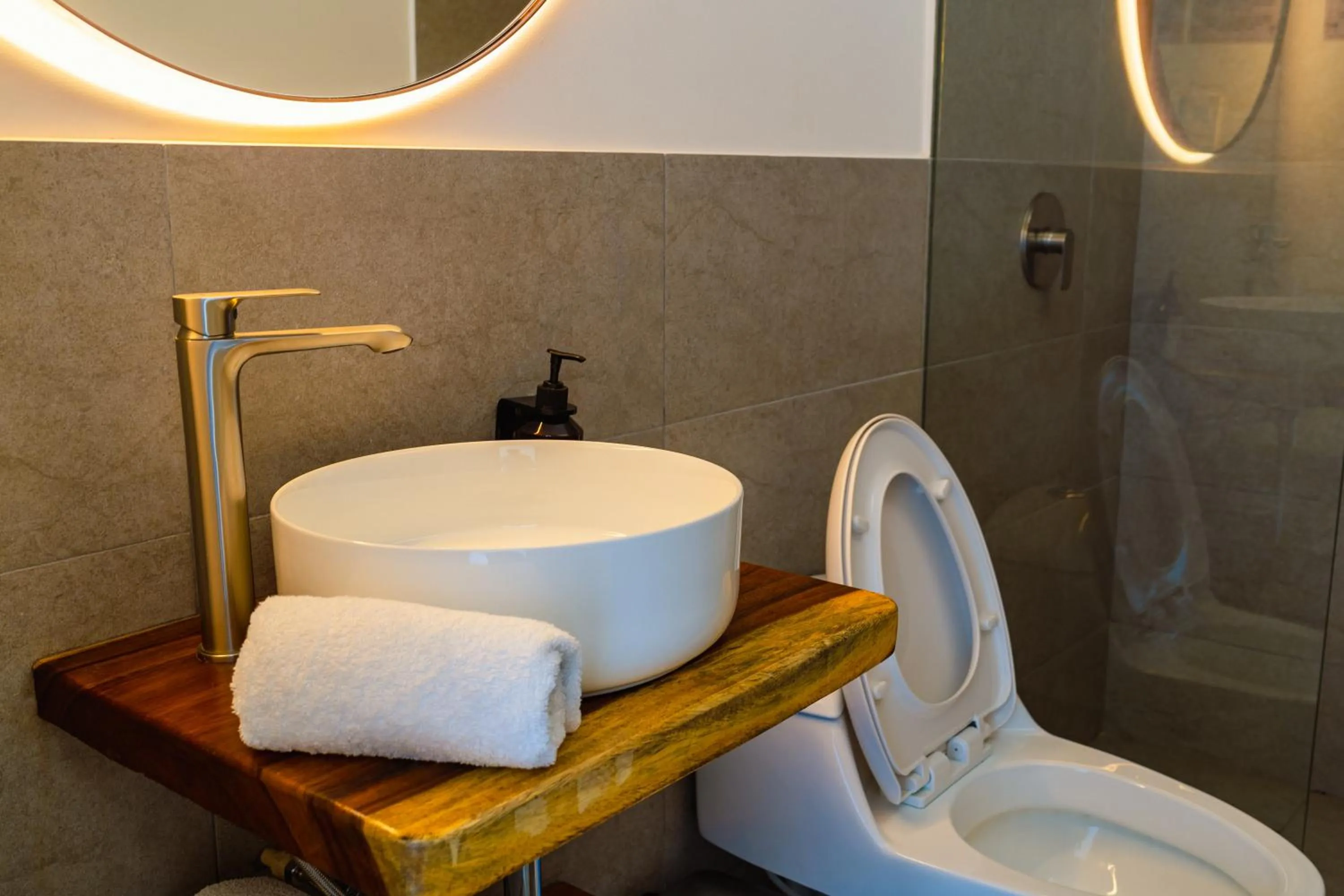 Shower in Hotel Cocoliso Island Resort