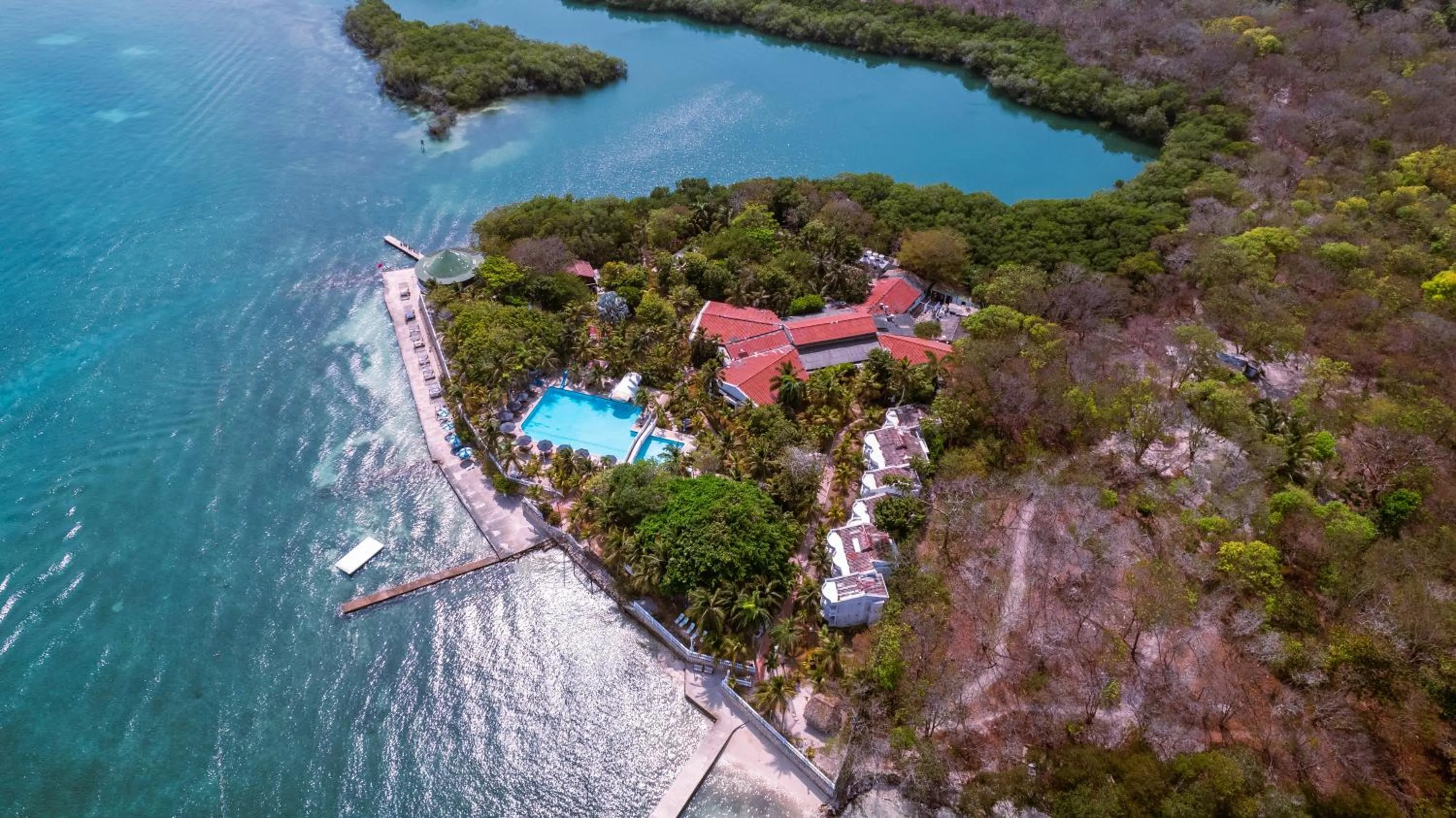 Property building in Hotel Cocoliso Island Resort