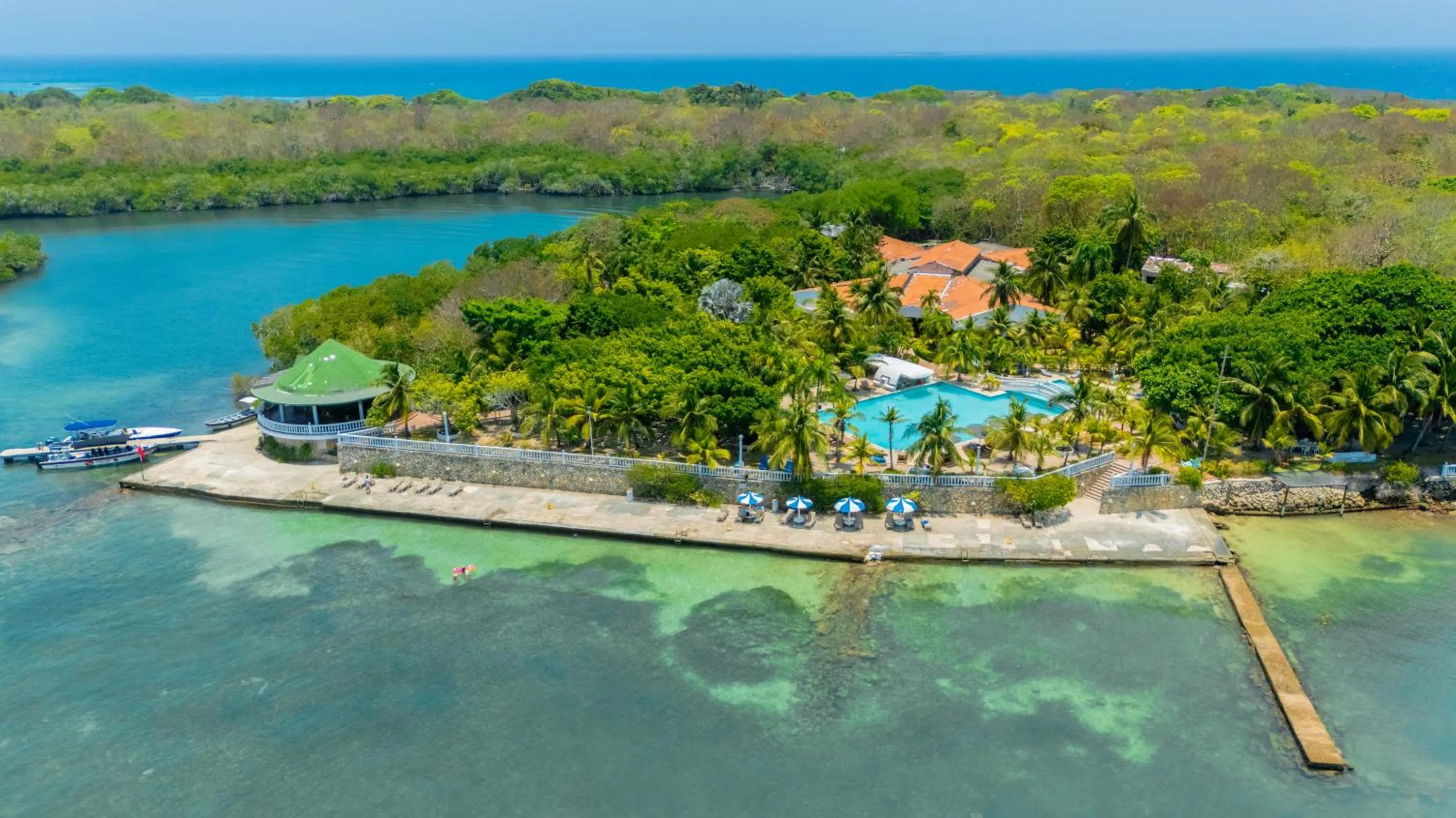 Property building in Hotel Cocoliso Island Resort