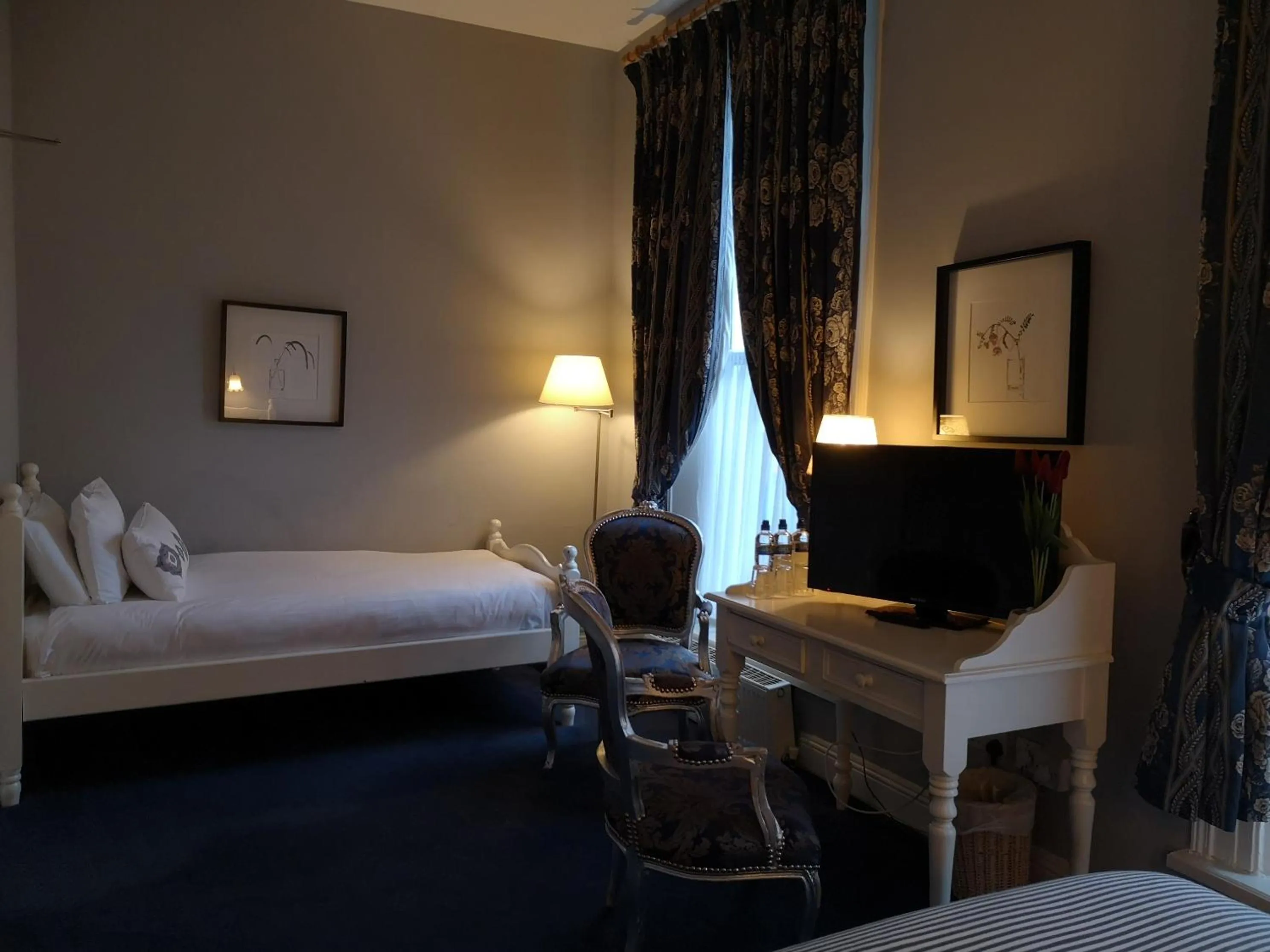 Bed in O'Neills Victorian Pub & Townhouse