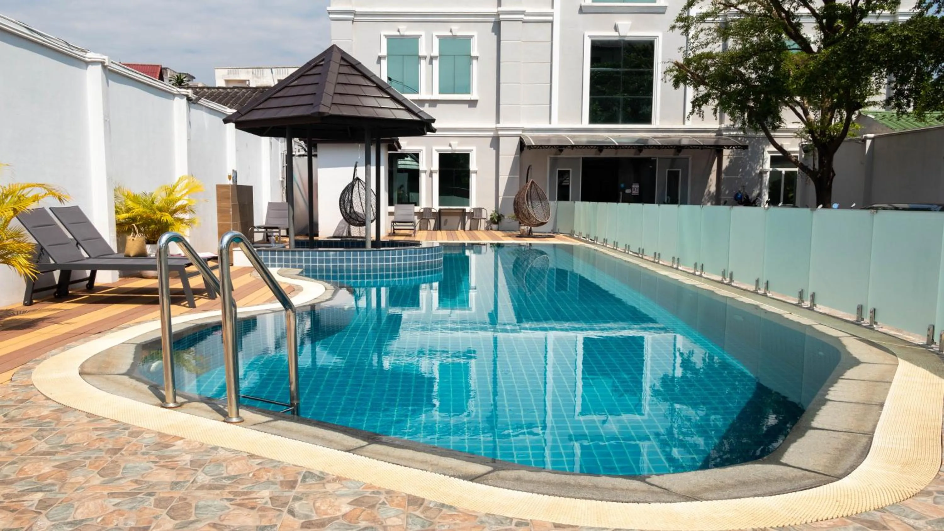 Swimming pool in Urbanite Hotel