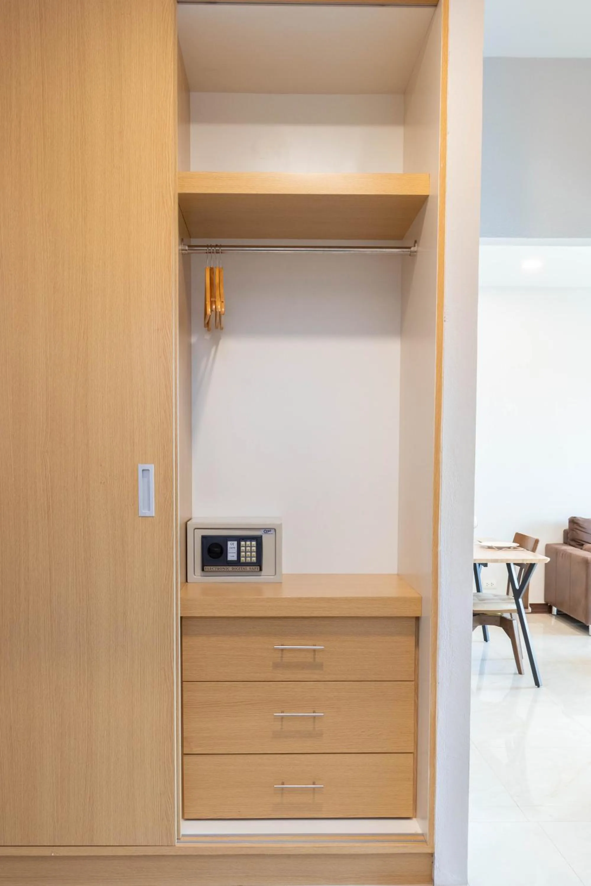 wardrobe in Urbanite Hotel