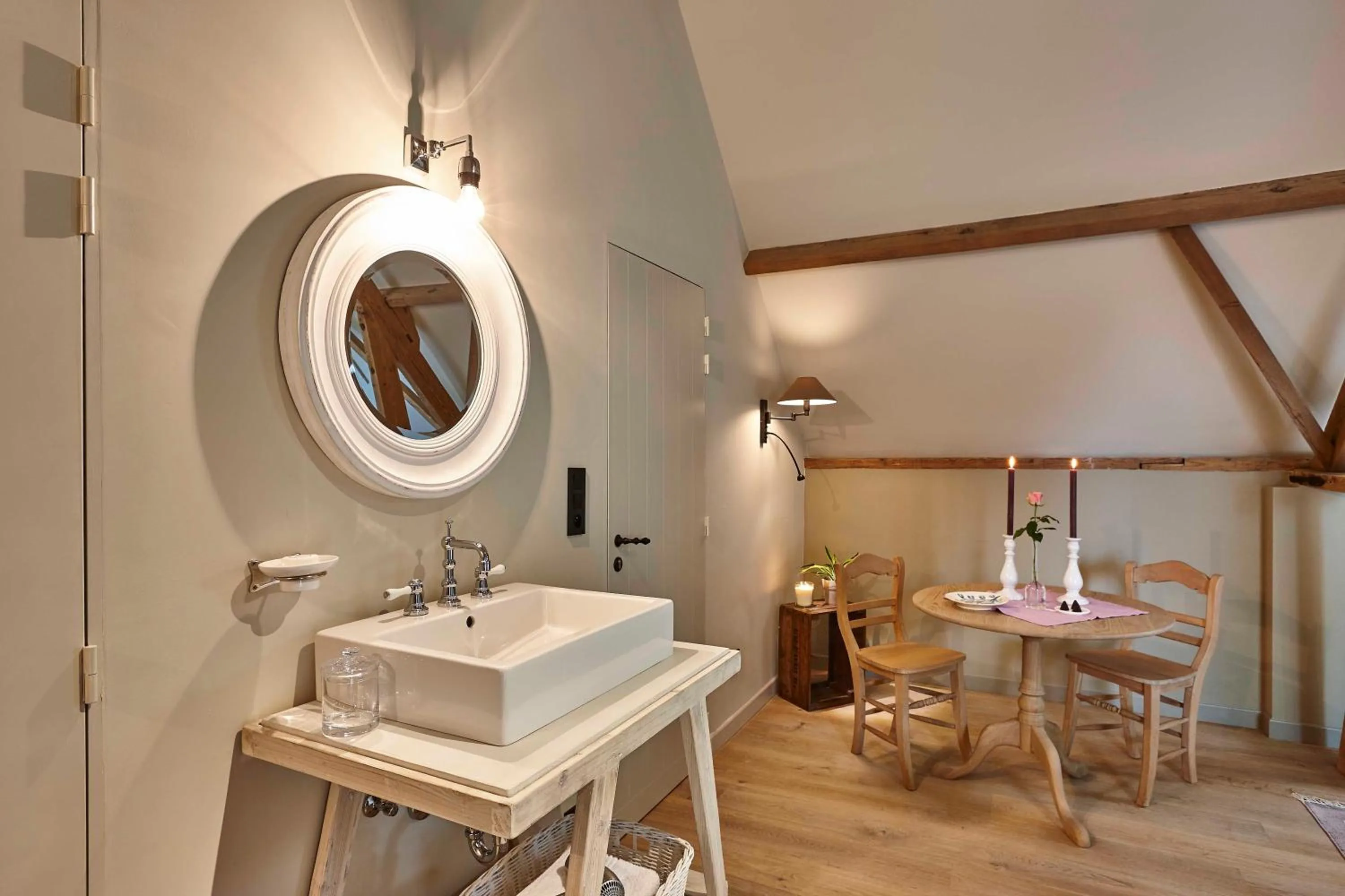 Seating area in De Zonnebrug Dijkhoeve