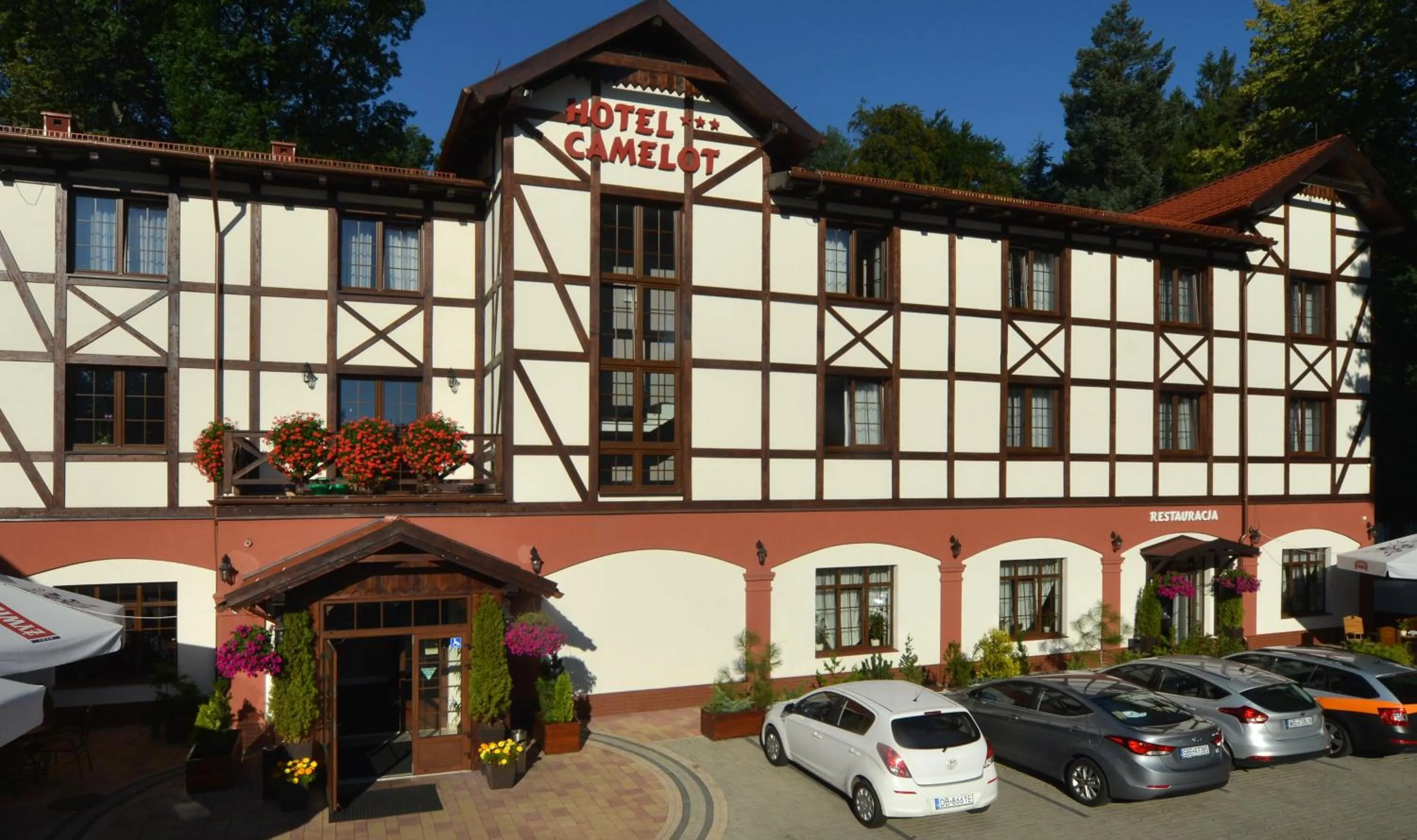 Restaurant/places to eat in Hotel Camelot