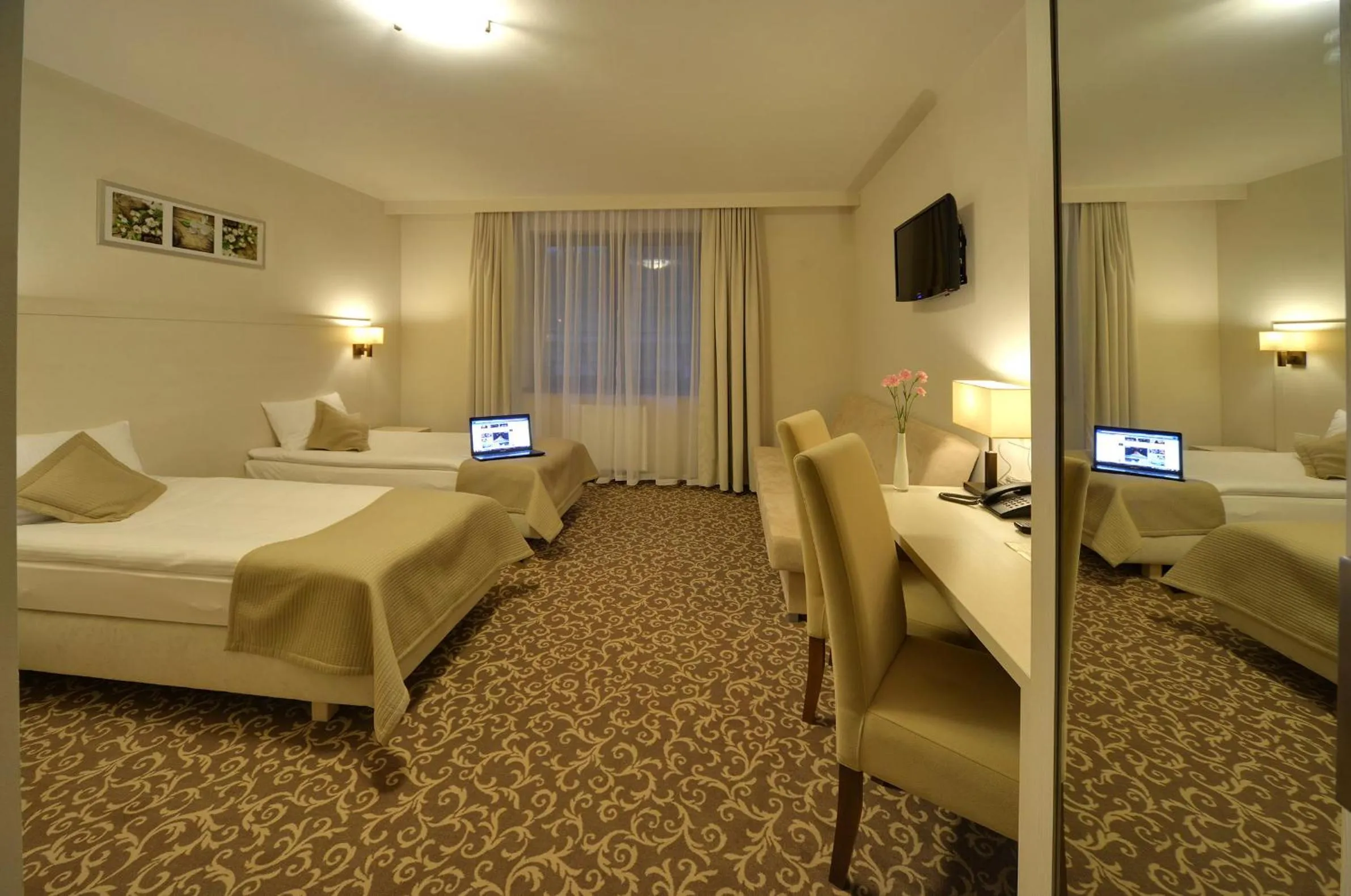 Photo of the whole room, Bed in Hotel Camelot