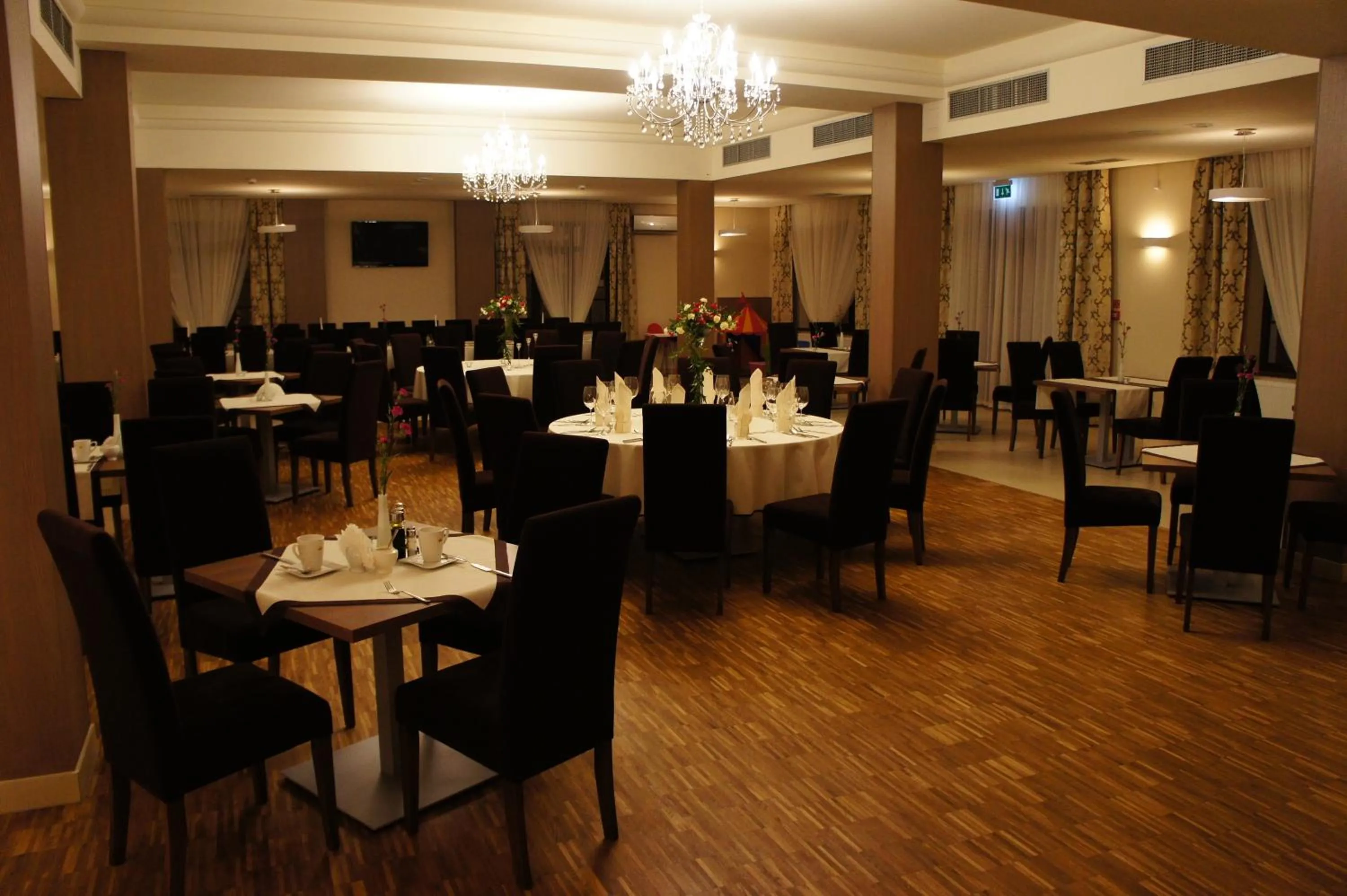Restaurant/places to eat in Hotel Camelot