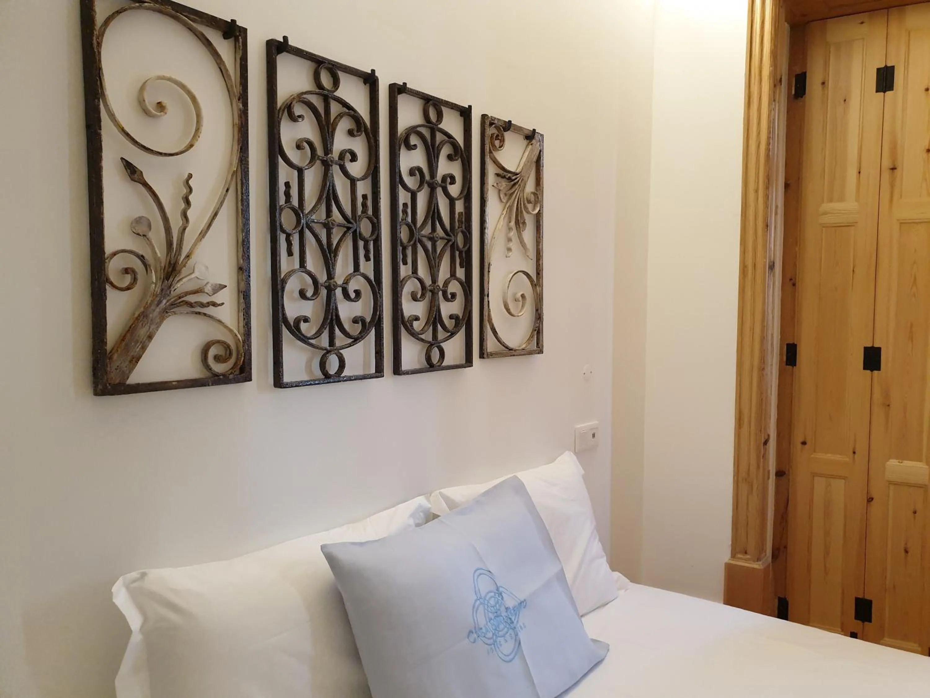 Bed in Casa da Baixa by PURUS