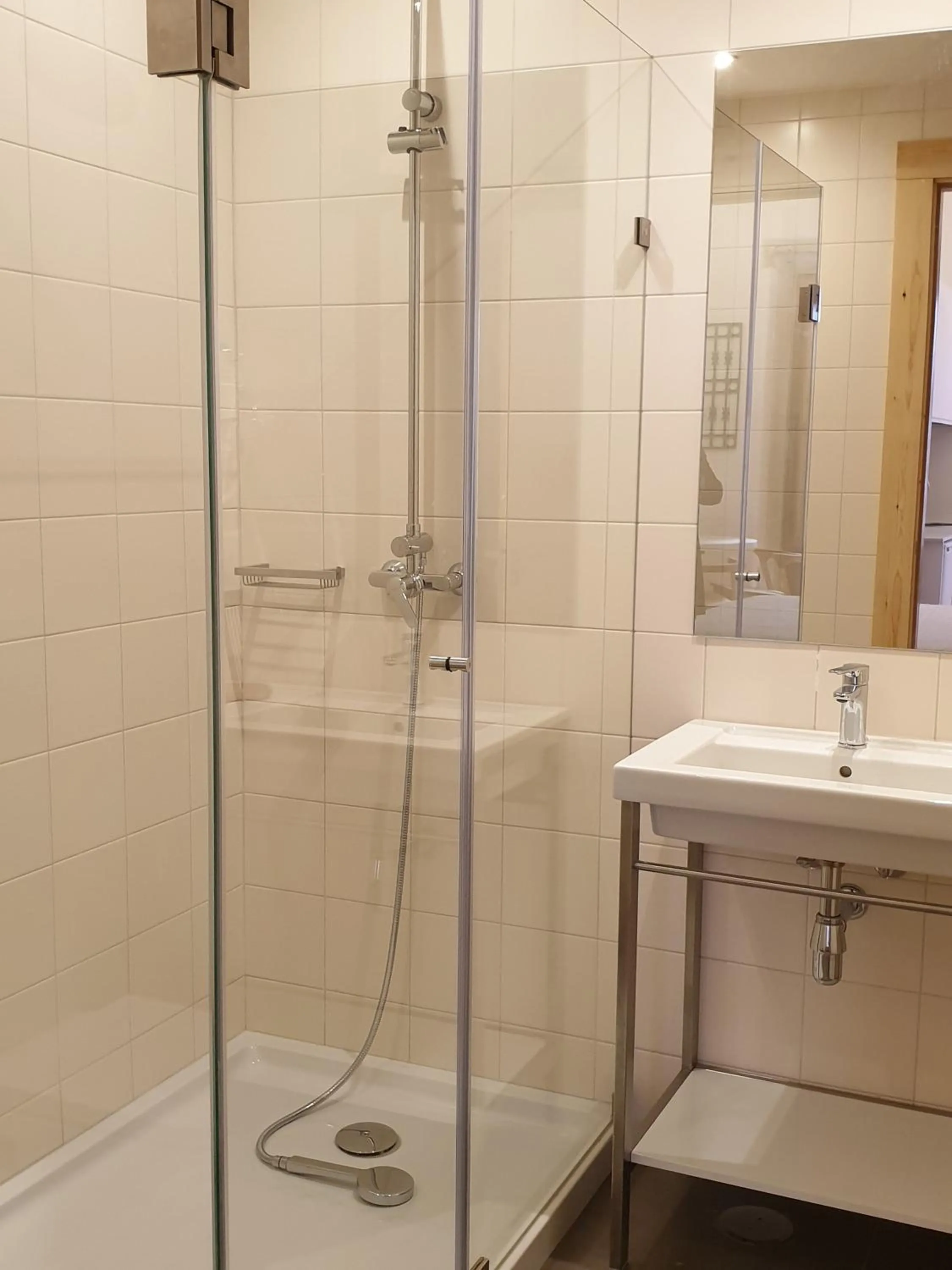 Bathroom in Casa da Baixa by PURUS