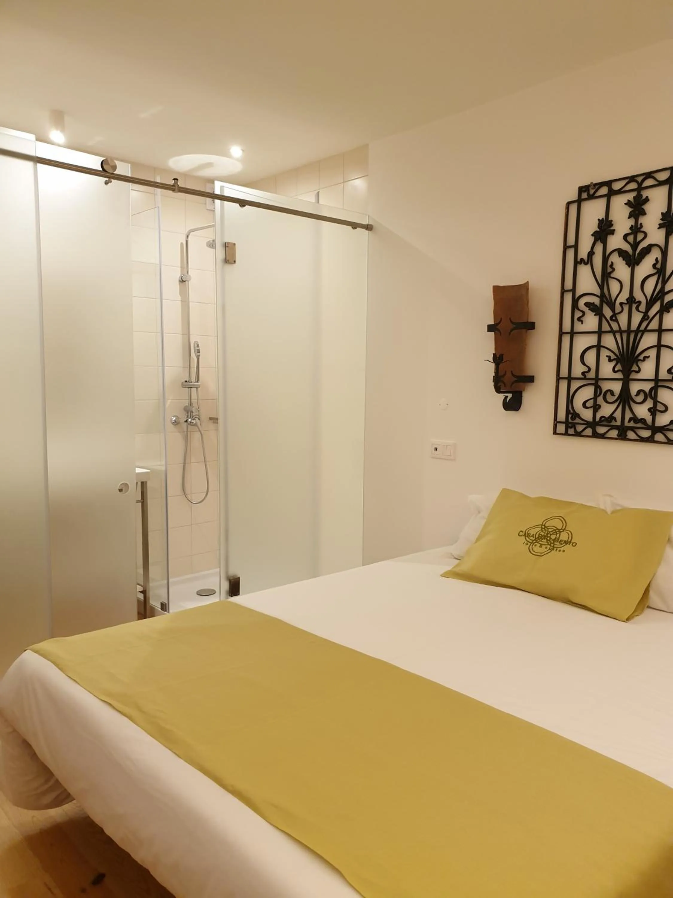 Bed in Casa da Baixa by PURUS