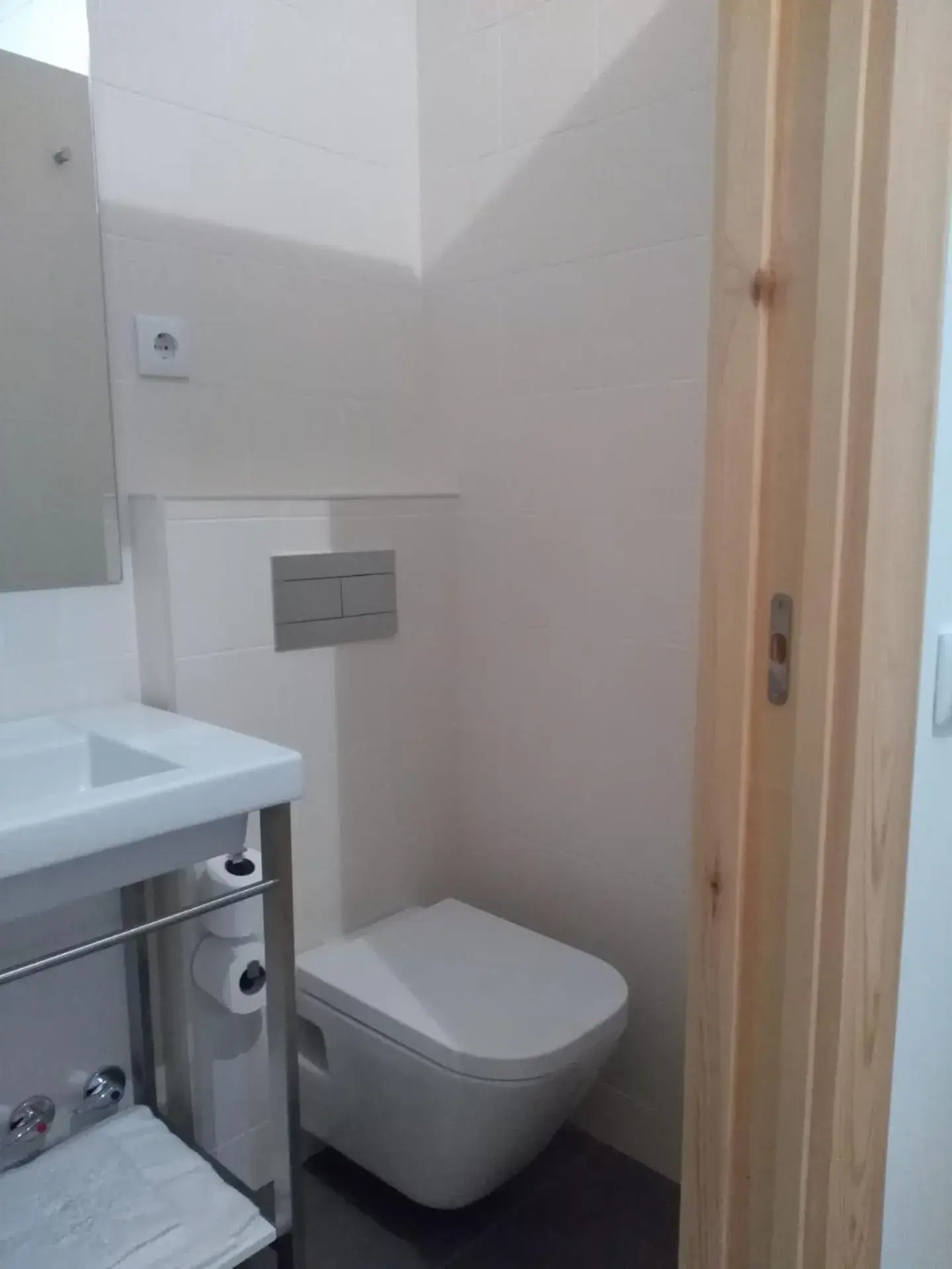 Single Room with Bathroom - single occupancy in Casa da Baixa by PURUS Single Room with Bathroom - single occupancy in Casa da Baixa by PURUS