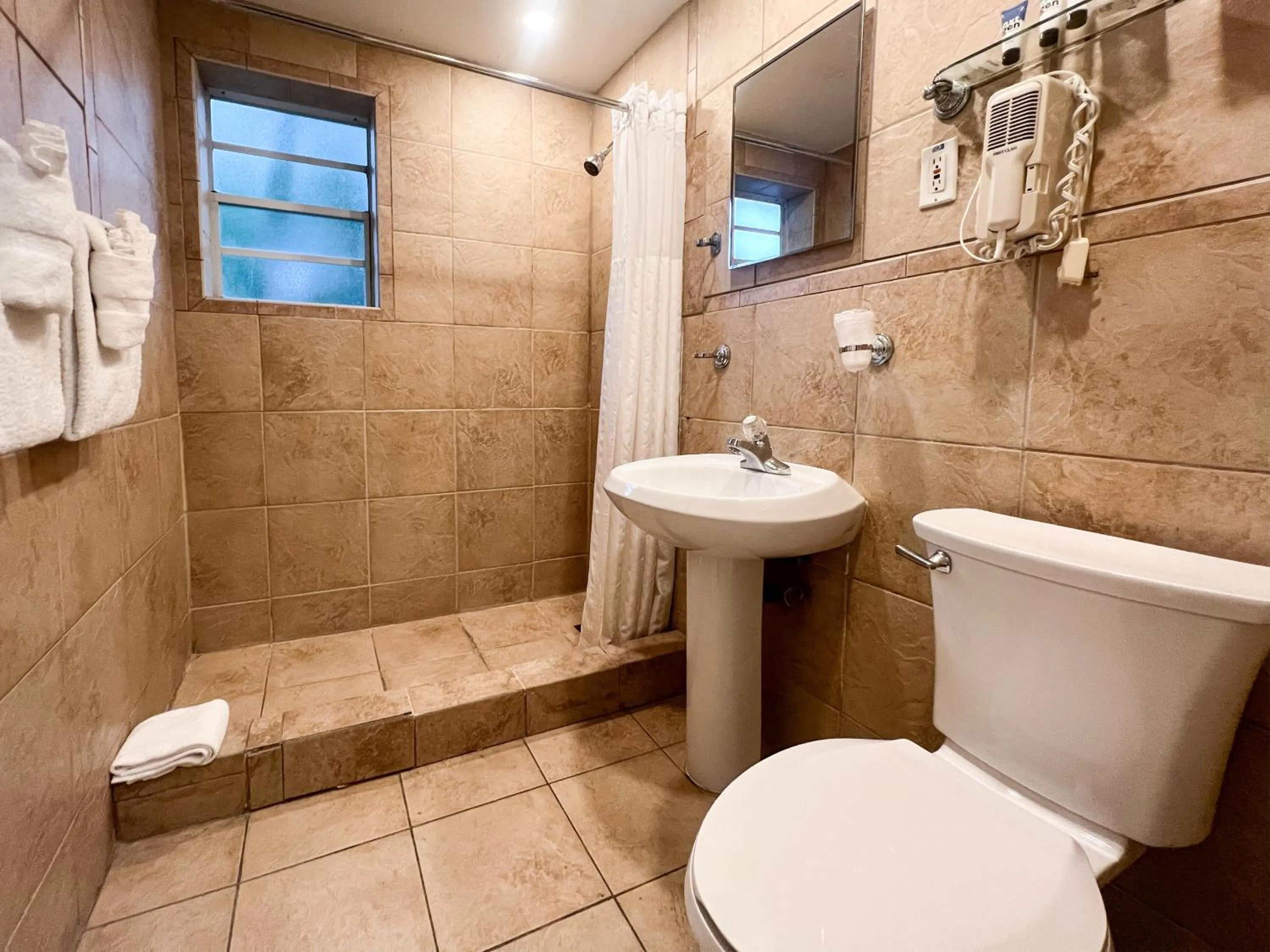 Bathroom in La Casa Hotel