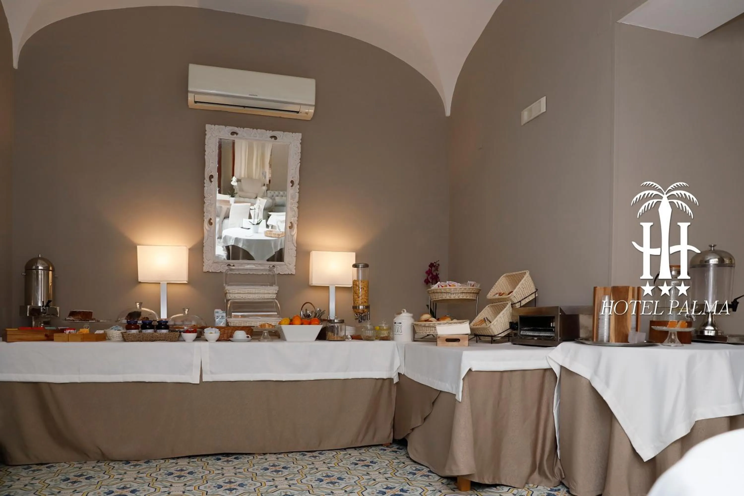 Restaurant/places to eat in Hotel Palma