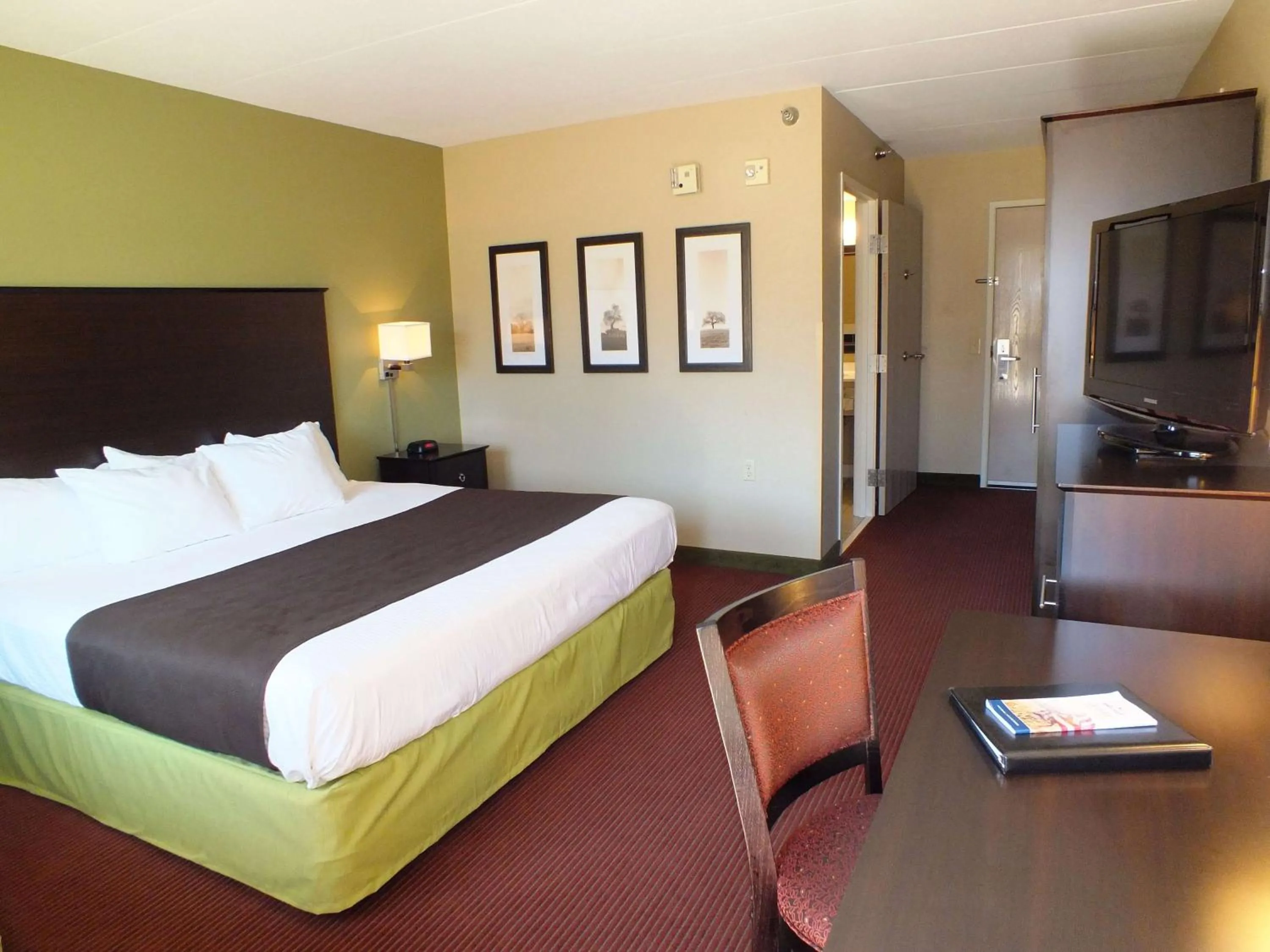Photo of the whole room, Bed in AmericInn by Wyndham Okoboji