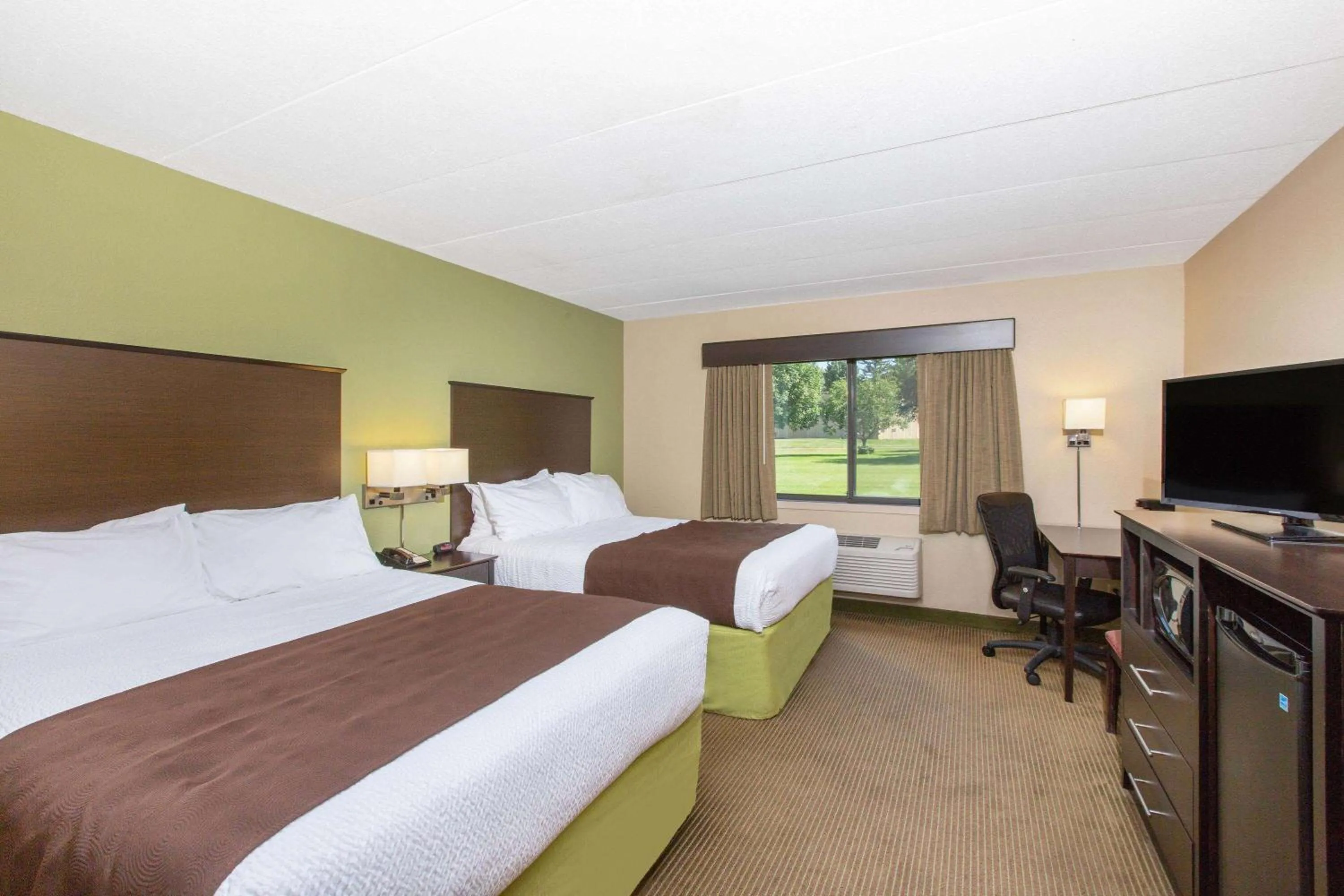 Photo of the whole room, Bed in AmericInn by Wyndham Okoboji
