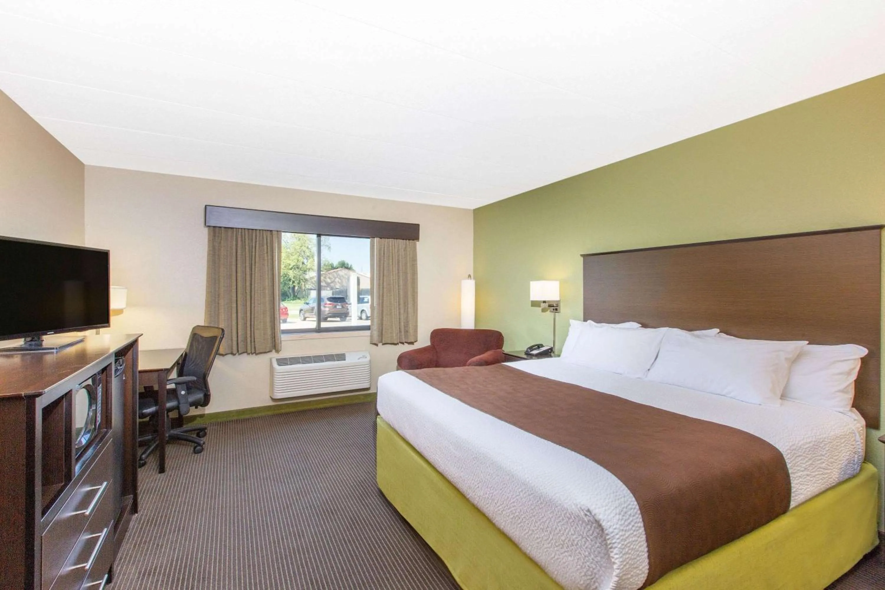Photo of the whole room, Bed in AmericInn by Wyndham Okoboji